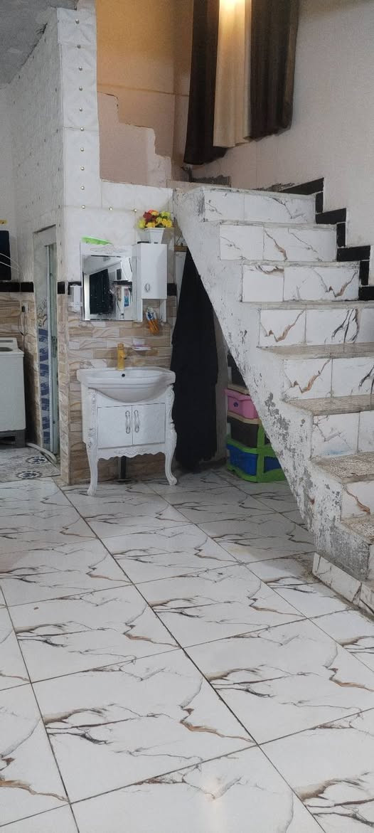 السلام عليكم بيت للبيع المساحه 200 متر بناء جديد منطقة الجربوعيه الاولى قرب حسينية سيد ستار غرفتين كبار وبراني البيت زراعي فقط مكاتبه السعر (32)وبي مجال الاتصال على هذا الرقم/***********📞
