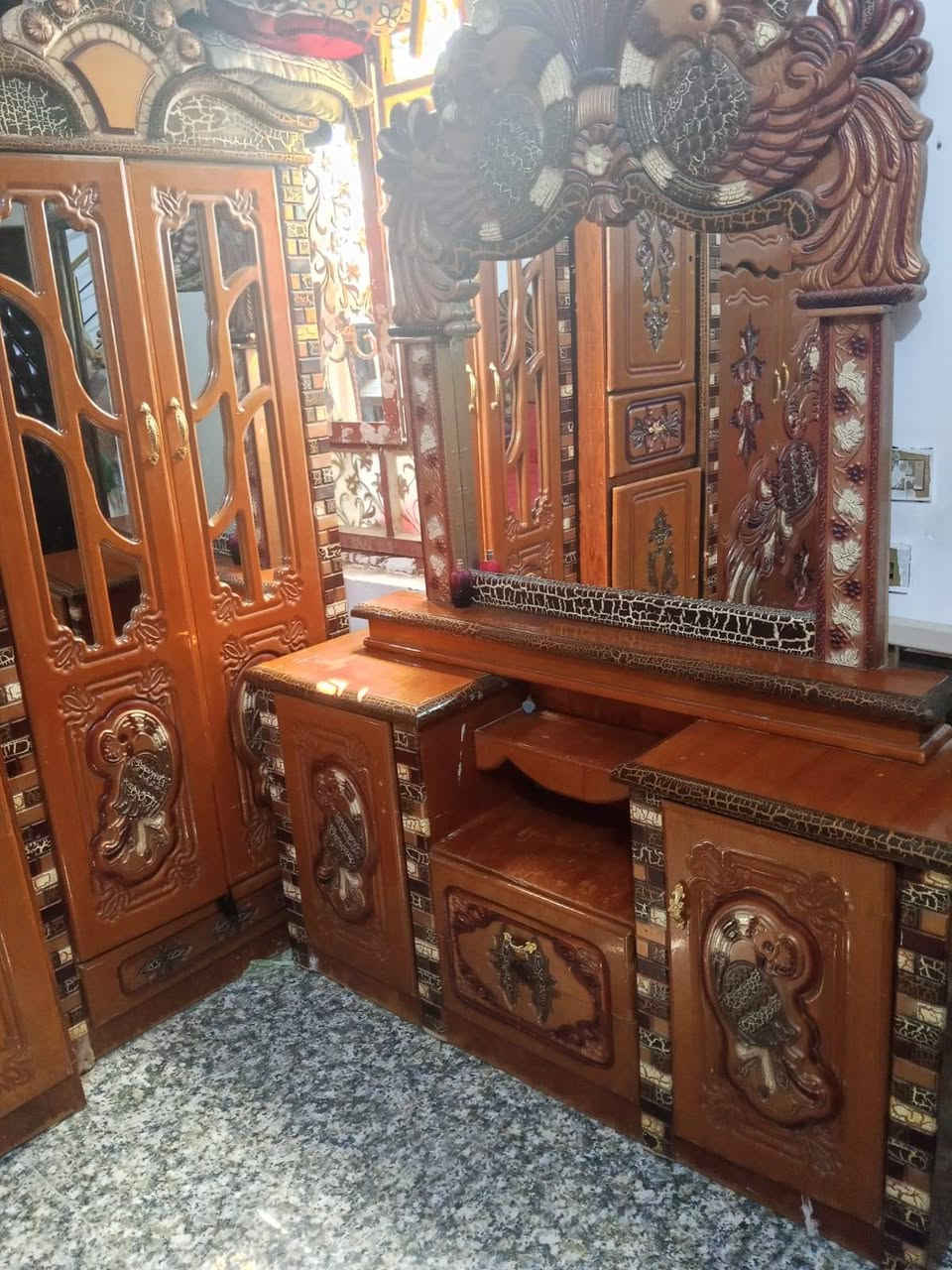 السلام عليكم تخم للبيع ثنين كبار واربع كراسي يعني عشر مقاعد وجربايه زائد ميز مرايه زائد زاويه الشراي يتصل عله هذه الرقم ***********
