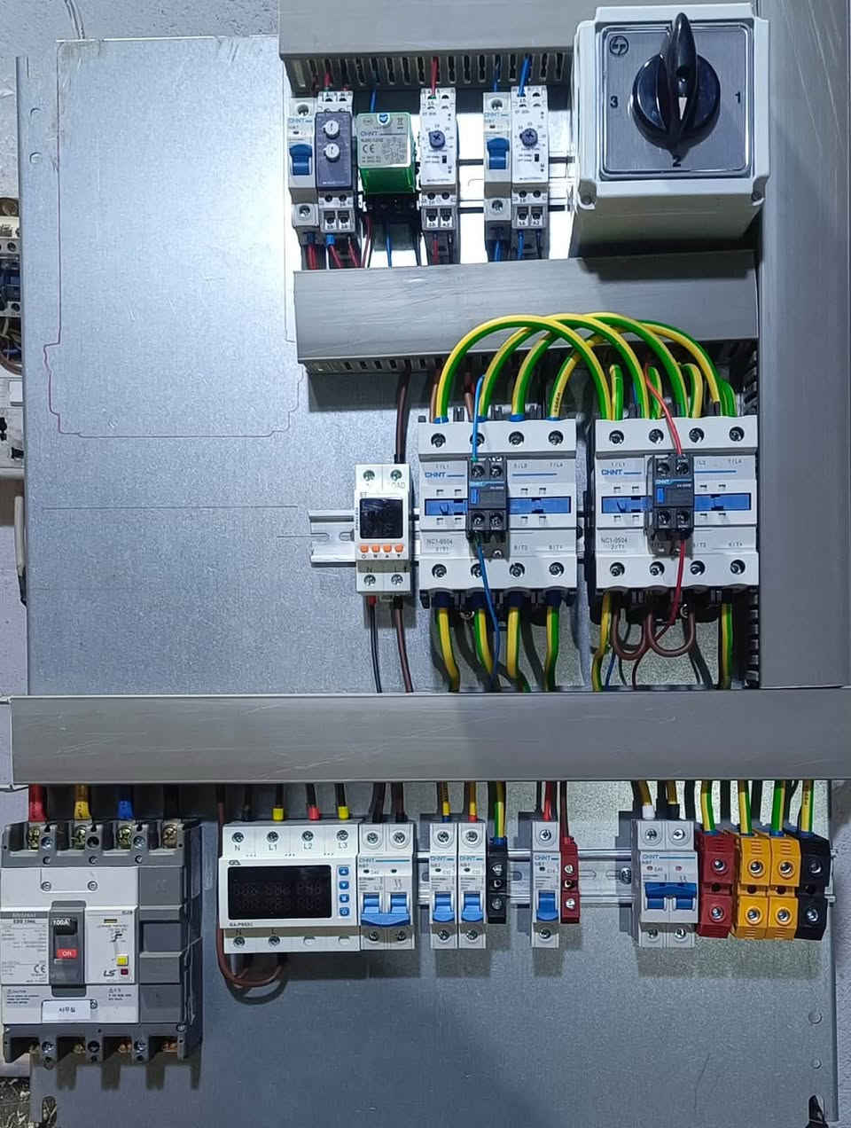 ⚡ الكهرباء مو شي سهل بالبيت!

لازم تكون اقتصادية، مرتبة، وآمنة، وبنظام عملي يتحمل احتياجات البيت.

🔧 خصوصاً أن 99% من البيوت بورداتها تعبانة، بسبب الشد والأحمال، سواء عندك منظومة طاقة شمسية أو بدون منظومة.

قبل لا تضيف منظومة أو تزيد الأحمال، شوف بورد بيتك أولاً!

هل يحتاج:
▪️ صيانة؟
▪️ إعادة تنظيم؟
▪️ تغيير القواطع؟
▪️ معالجة الأحمال والأسلاك؟
▪️ حماية من التماس والحرائق؟

⚠️ البورد غير المرتب مو مجرد مشكلة كهرباء… ممكن يكون خطر على البيت وأهلك.

خلّي الكهرباء عندك آمنة، اقتصادية، ومرتبة.

🔋 تنظيم الطاقة
حلول كهربائية وطاقة شمسية — تصميم، تنفيذ وصيانة.

⚡ مكتب تنظيم الطاقة

📍 ديالى – خان بني سعد – الانتصار
👤 محمدا هادي
📞 ***********
