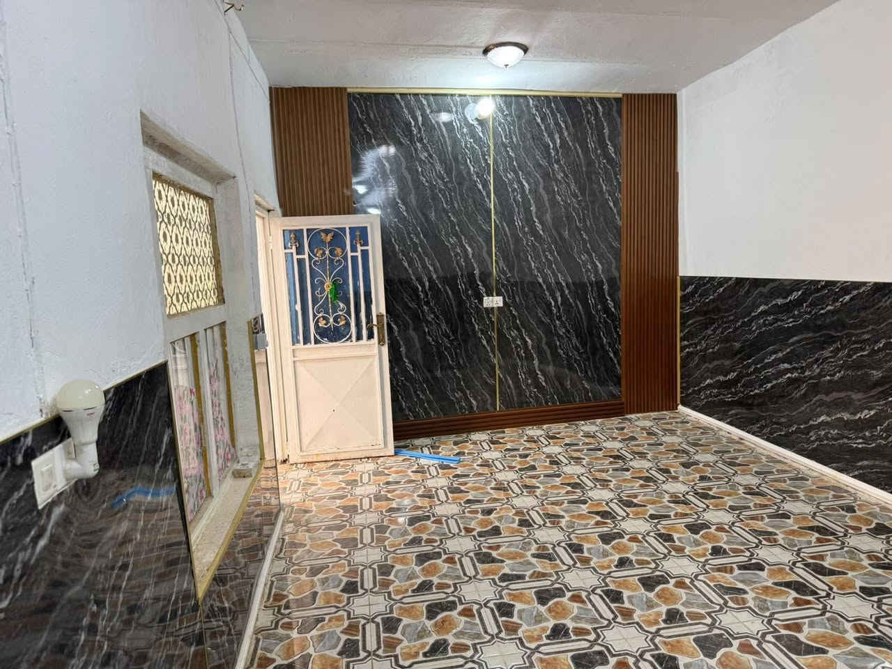 مشتمل بحي الحكيم شارع شهيد نزار قرب جامع لامام الكاضم الممساحه 125 غرفتين وهول ومطبخ وستقبال 
وصحيات داخليه وخارجيه البناء بلوك السقف عكاده طابو سند 25مسجل بلديه 
السعر 26 بيه مجال بصيط
***********
