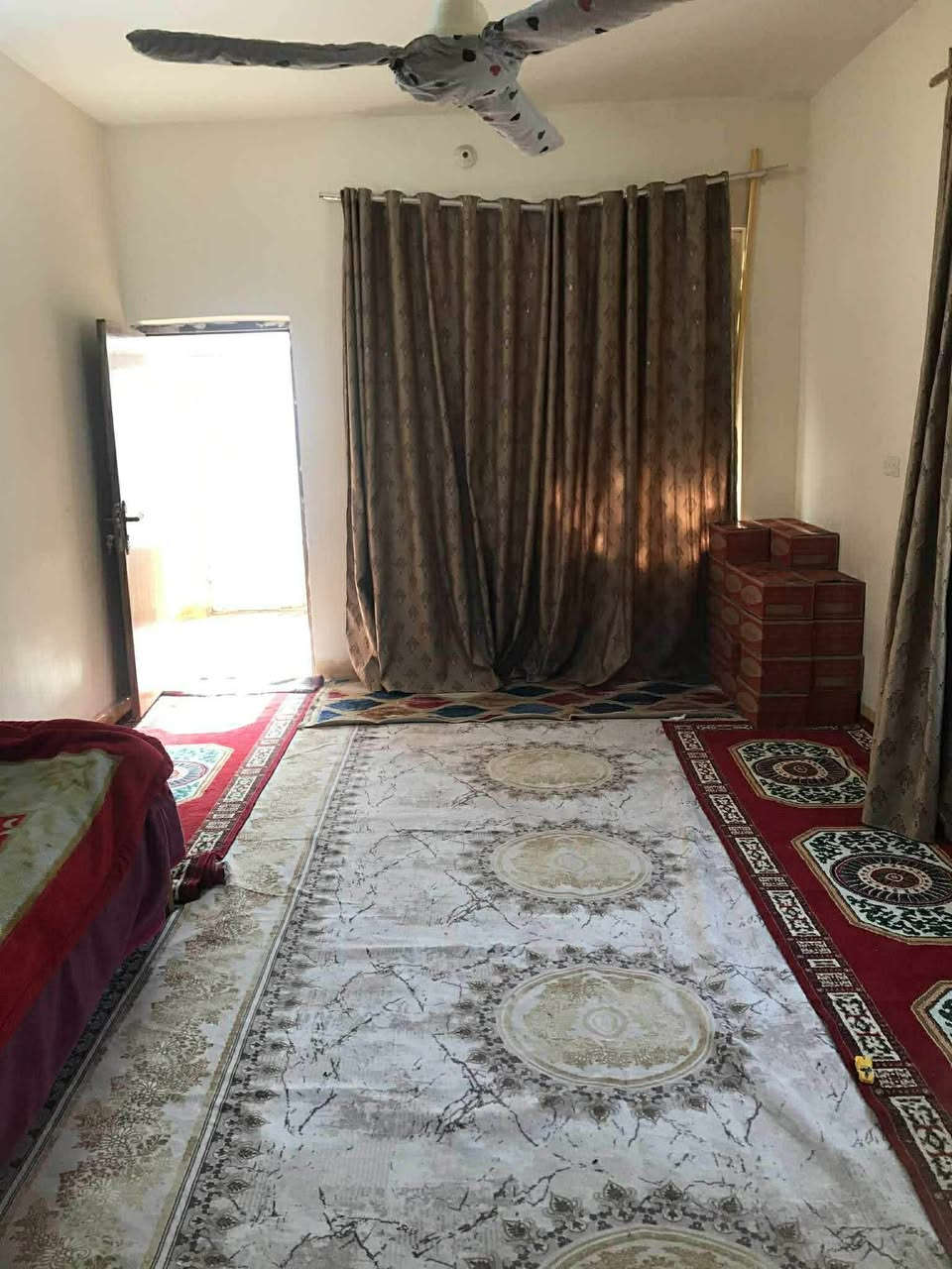 قرب الامام الحسين ع
درا للبيع طابقين المساحه ٢٦٠ متر تحت البناء ١٦٠ + حدييقه و طارمه٧٠ متر +مخزن خلفي٣٠متر
يحتوي على خمس غرفه وصاللتين ومطبخ و ستقبال 
نوع العقار طابو زراعي سند ٢٥ اقرار محكمه 
العنوان كربلاء قرب مدينه العاب السندباد يبعد عن الامام الحسين ٢ كليو  يصلح حسينيه او دار للمواكب
يبعد عن شارع العام ٢٠ متر
للتواصل ***********
باقي تفاصيل اتصال
