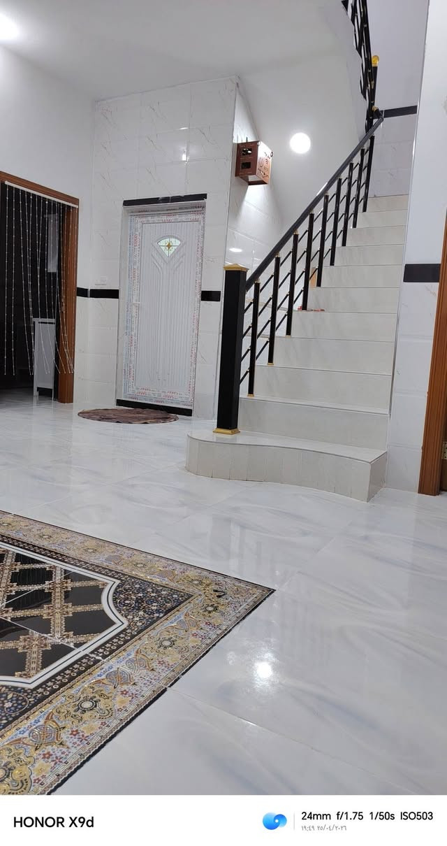 سلام عليكم للبيع حي الزهراء حي شمر مساحة ١٧٠متر زراعي سند ٢٥جديد صارشهرين من كمل غرفتين صاله استقبال مطبخ حمام داخل وخارجي كراج حديقه البيت متعوب عليه @لاستفسار لاتصال رقم ***********
