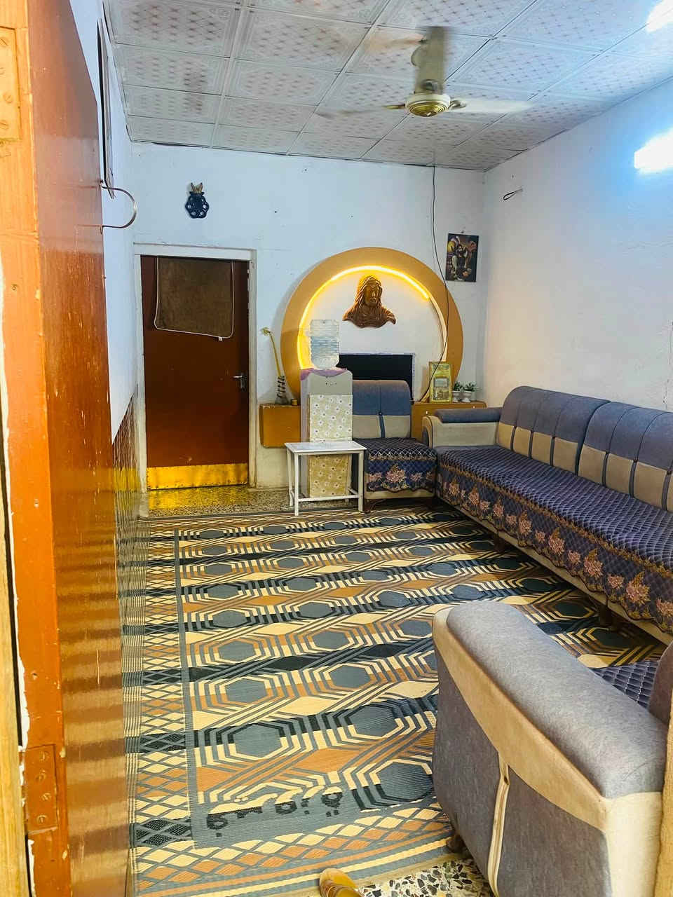 السلام عليكم  
بيت مدينه الصدر قطاع 28 شارع السفاره 
بيت خير من الله مجاري ماي كهرباء بيت عالي عن الشارع جدا  سقف سندويش من داخل كله مغلف سقف ثانوي  مع محل بلباب  السعر 30 ملون مجال قليل 
***********
