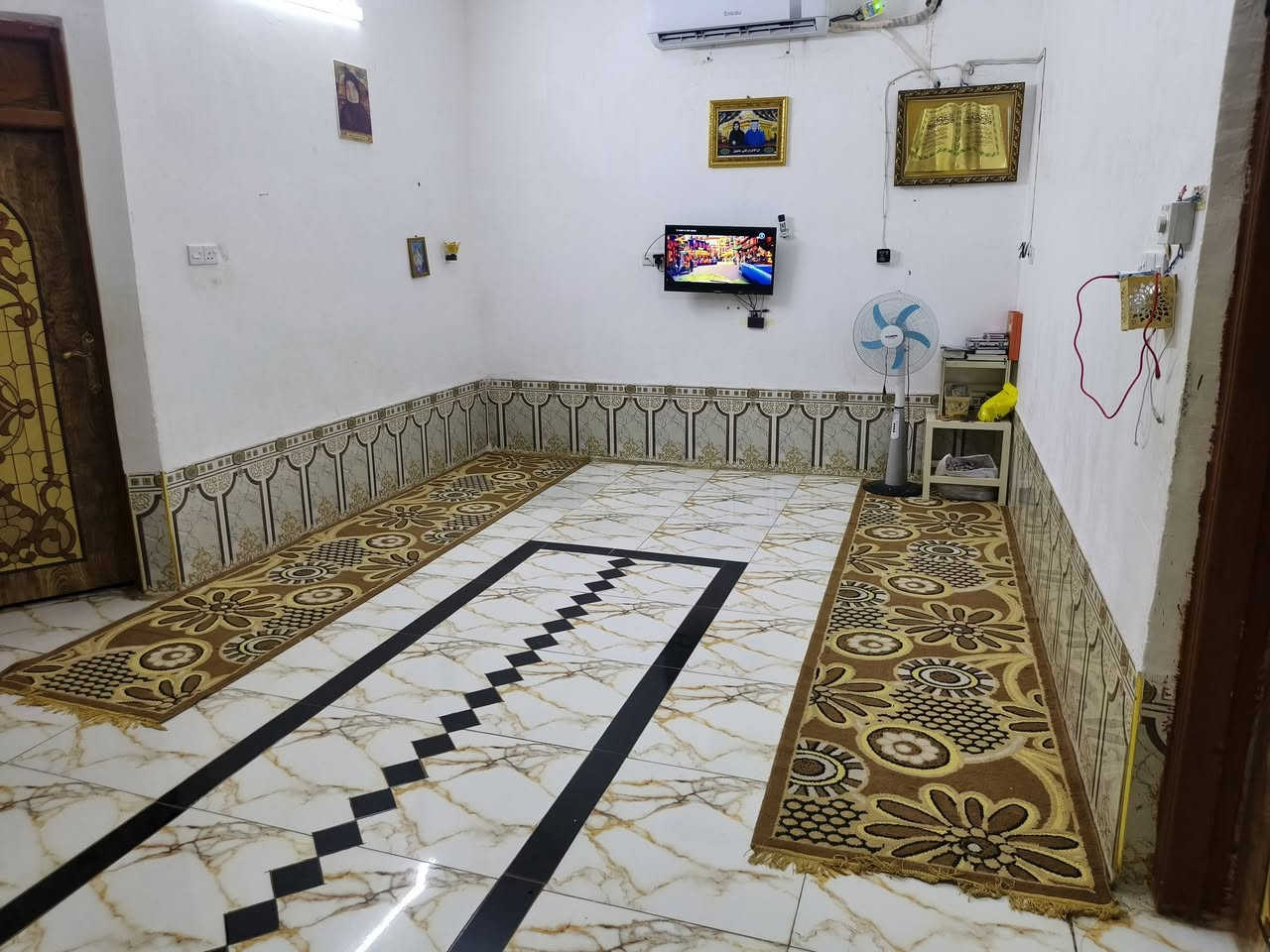 السلام عليكم بيت للبيع المساحه ١٥٠ متر مربع الواجهه ۱۰م و نزال ١٥م يحتوي الطابق الاول
على غرف نوم عدد ۲ واستقبال وصاله ومطبخ + صحيات الطابق الثاني يحتوي على غرف نوم ۲ وحمام فقط الاستفسار على رقم  ***********
مكان البيت حي الكوفه خلف معارض السيارات بيت زراعي مشمول بل تطويب
