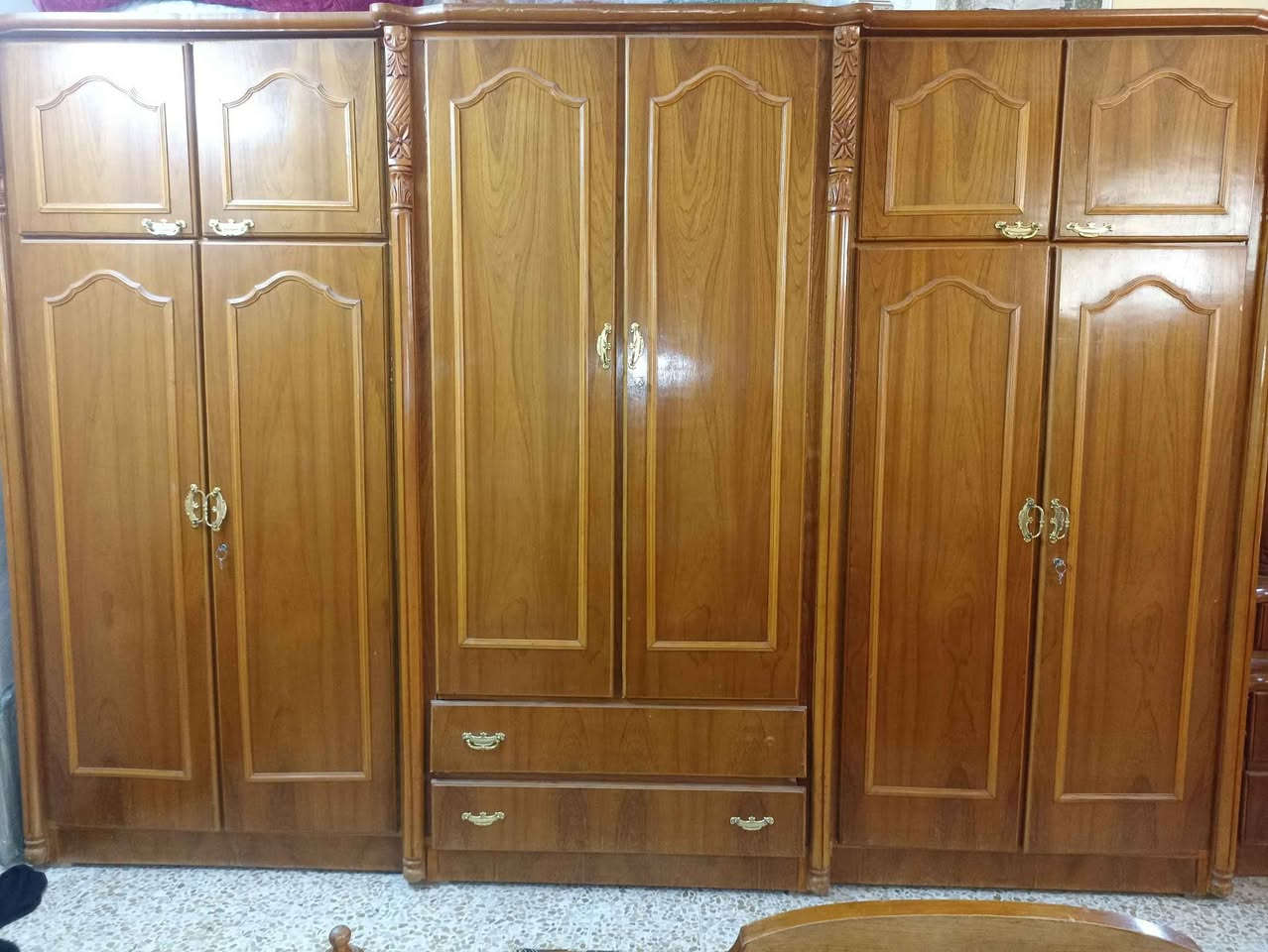 للبيع غرفة نوم كاملة (جاهزة) خشب صاج أصلي ثقيل، شغل نظيف ومتين جداً وبحالة  جيدة  جدآوما بيها أي عيب.📌 تفاصيل الغرفة:الكنتور: 6 أبواب، تصميم كلاسيكي بارتفاع ومساحة تخزين ممتازة.السرير : دوشمة وتصميم مميز مع 2 كومدي جانبي.ميز التواليت (المرآة): تصميم متناسق ويحتوي على مجيرات وأماكن تخزين واسعة مع المقعد الخاص به.ملحقات إضافية: زاوية (ميز عباءة/قاطع) إضافية لزيادة الترتيب.✨ مميزات الغرفة:الخشب صاج ثقيل وأصلي (مو من هذا التجاري الخفيف).صبغ ونظافة الغرفة ممتازة جداً وموضحة بالصور.الأقفال واليدوات والمجيرات كلها شغالة وبحالة ممتازة. 
للتواصل اسيا /  *********** 
كورك *********** 
موصل ايسر موصل, نينوى
