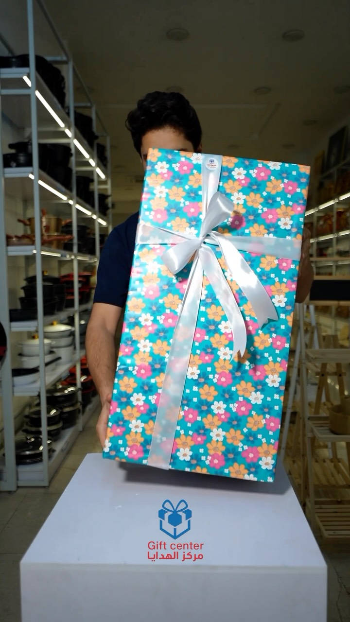 بازاڕی بکە و ببە خاوەنی دیاری لە گیفت سەنتەر 🎁😍
پێت وایە دیار ناو ئەم بۆکسە چییە !؟ 🤔

وتسوّق ويانه من مركز الهدايا، حتى تدخل السحب على جائزة قيّمة 🎁😍
برأيكم، شنو تتوقعون هدية هذا الأسبوع؟ 🤔

نص مكتوب في الصور:
- Gift center
- مركز الهدايا