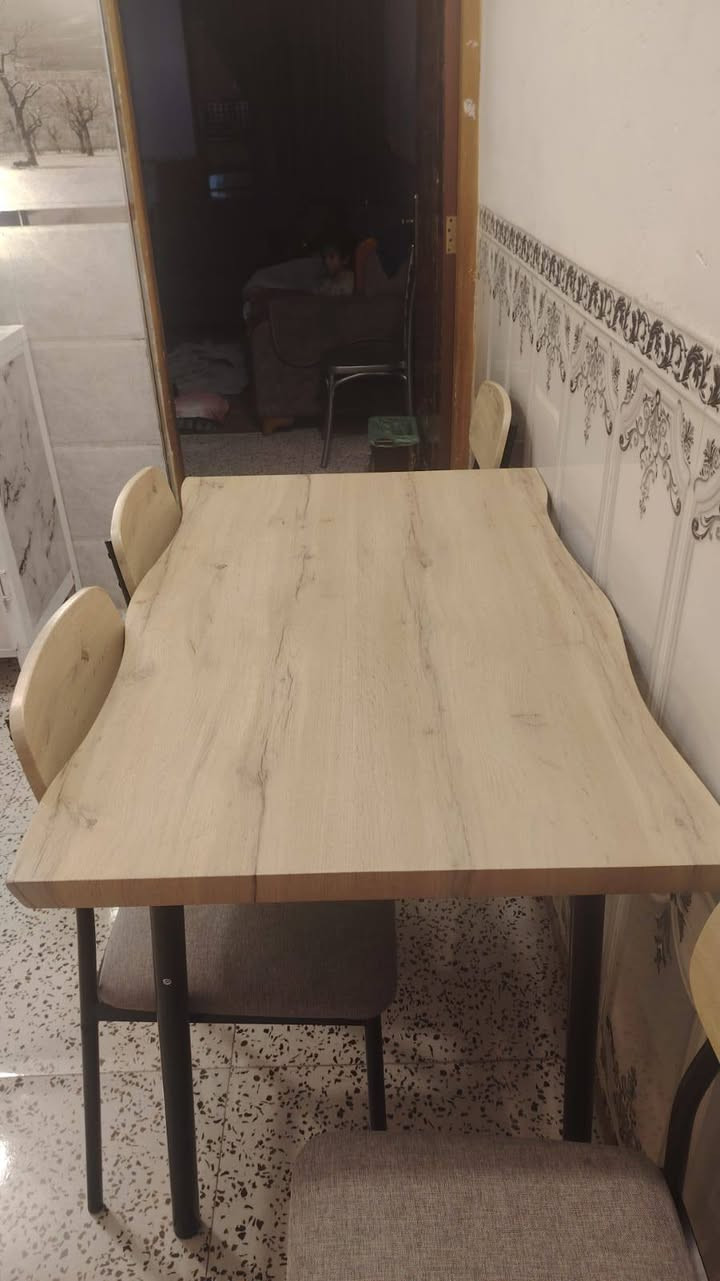 السلام عليكم عندي ميز طعام اربع كراسي خشب نضيف 110وبي مجال وعندي 6 كراسي نضيفات 100وبيهن مجال مكاني بغداد حي التراث مال البياع قرب شارع 60 ***********
