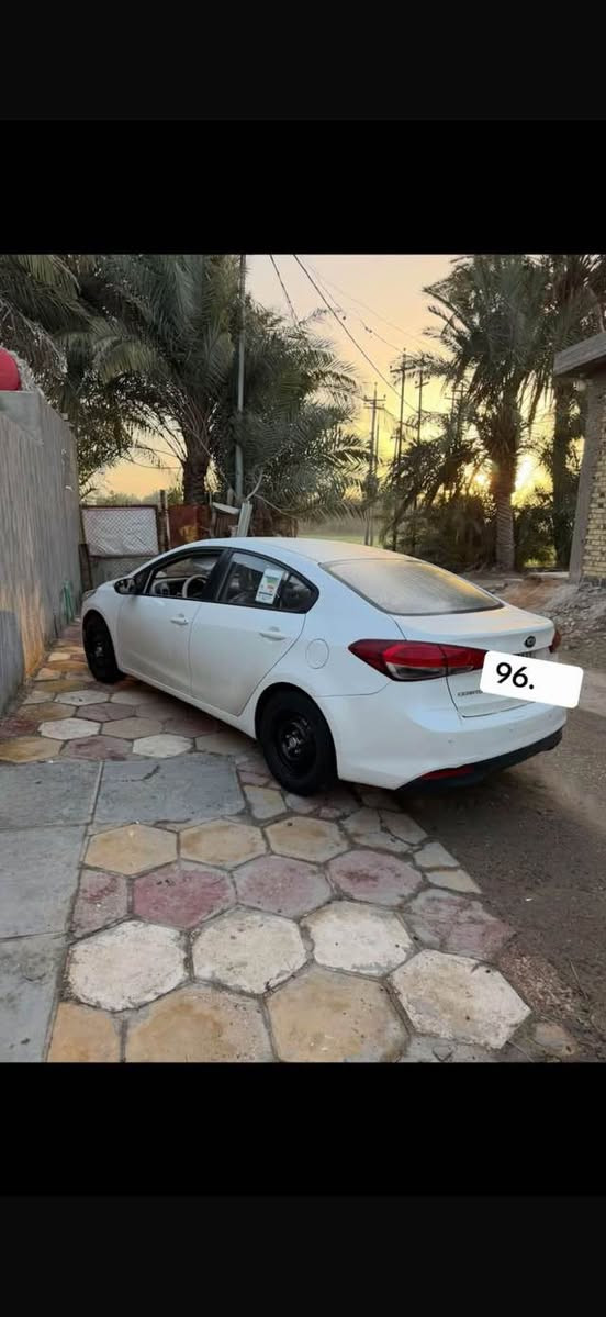السلام عليكم 
سيراتو موديل 2017 خليجي بيهه ربع بنيد بدون ضربه 
ماشيه 129 السياره جاهزه للخير برغي ما بيهه نقص 
تبريد ثلج الاستفسار ***********

نص مكتوب في الصور:
- 96.