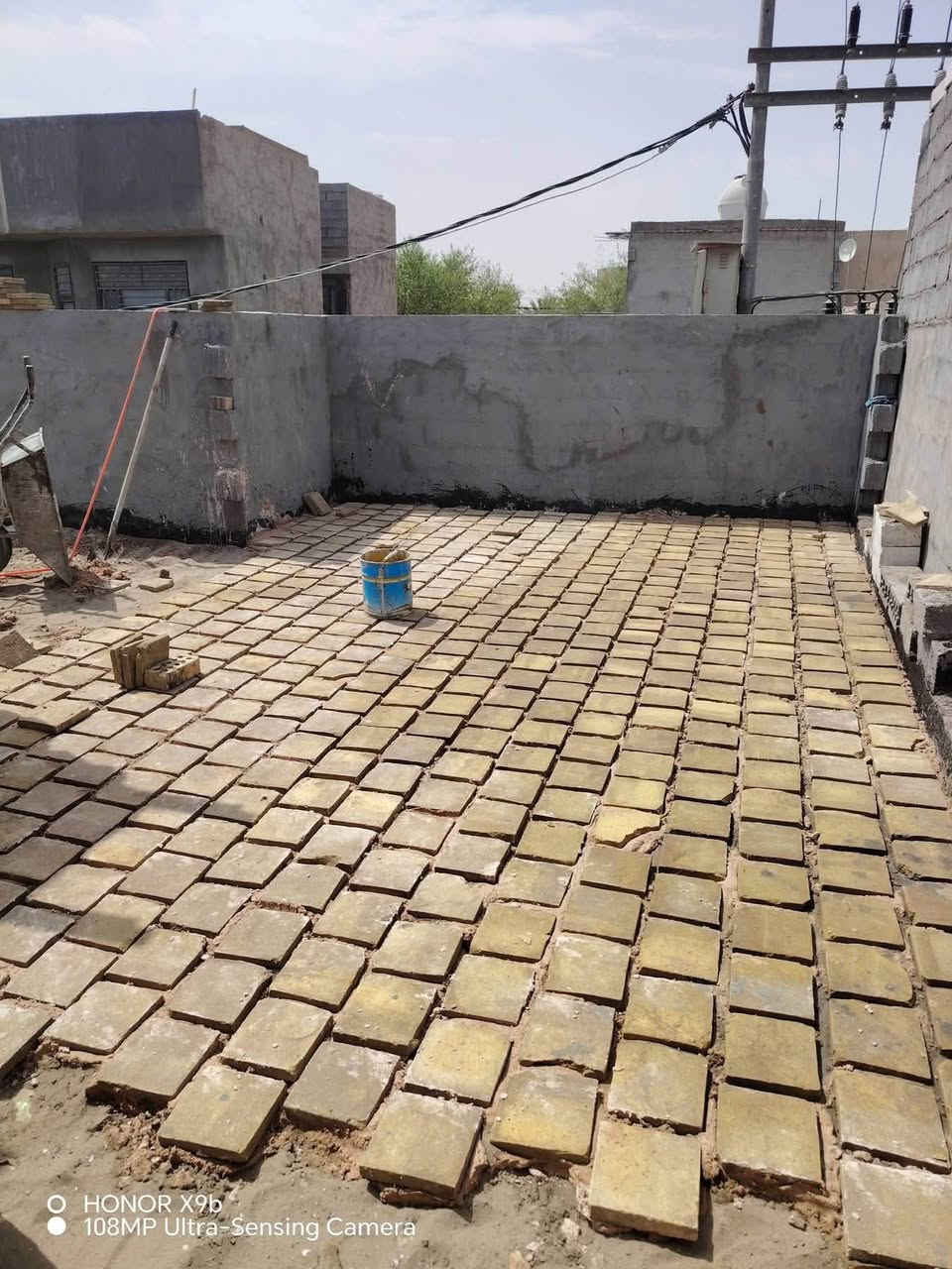 خلفه بناء وتطبيك فرشي وعكاده من كربلاء و باسعار مناسبه تعال خاص وبخدمتك

نص مكتوب في الصور:
- O HONOR X9b 108MP Ultra-Sensing Camera
- HONOR X9b
- 108MP Ultra-Sensing Camera