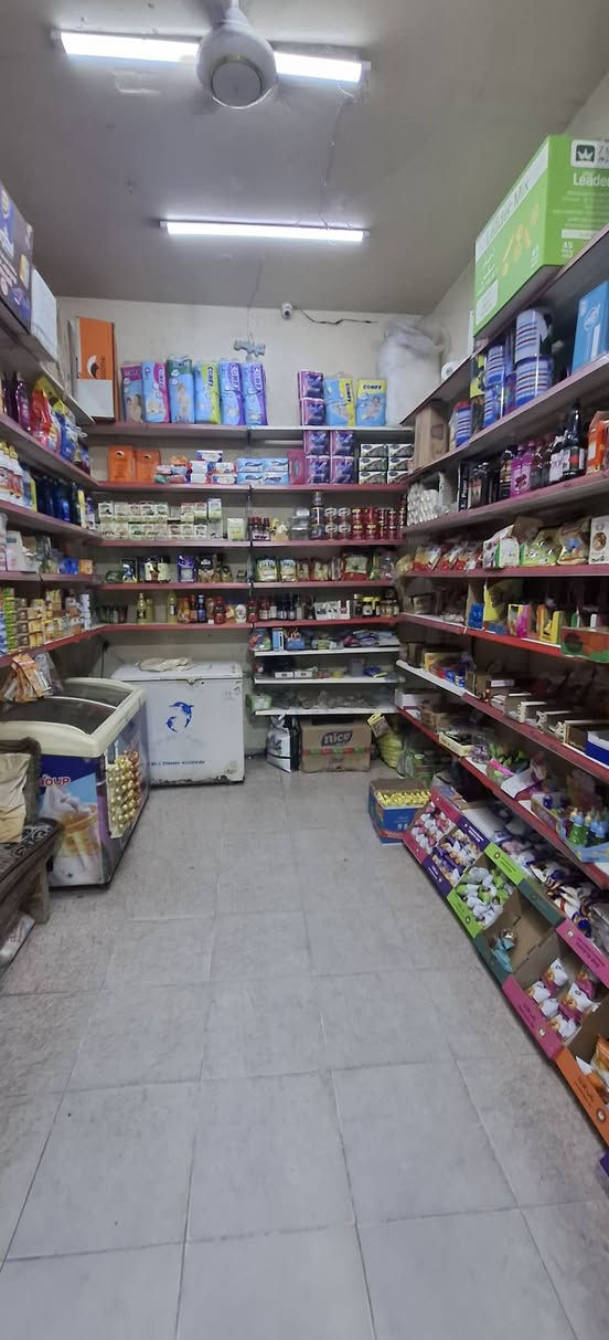 السلام عليكم اسواق للبيع مكان حي الجهاد شارع رئيسي سبب البيع عدي عمليه ومستعجل هاتف ***********
