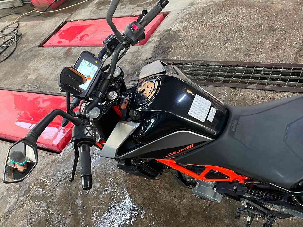 اللهم صلي على محمد وال محمد 
السلام عليكم 

KTM DUKE 390CC 2022  
ABS أمامي وخلفي 
Traction control 
Quick shifter 
الممشى : 11 ألف كيلو متر 
الصناعة : أوروبية نمساوية 
ناقل الحركة : تسلسلي من 6 غيارات 
نظام التبريد : سائل تبريد
نظام الوقود : حقن وقود إلكتروني ( نوزل ) 
إضاءة : LED 
شاشة العرض : TFT ملونة بالكامل 
سعة خزان الوقود : 13 لتر تقريباً 
سنوية ورقم بغداد مميز + الدراجة مكفولة كفالة عامة محرك وگير وكهربائيات وعقول 
هدية خوذة intense أصلية + فلتر شوتة + فلتر بانزين 
السعر الكلي : 4.250.000  
الرقم : *********** متواجد واتساب واتصال
