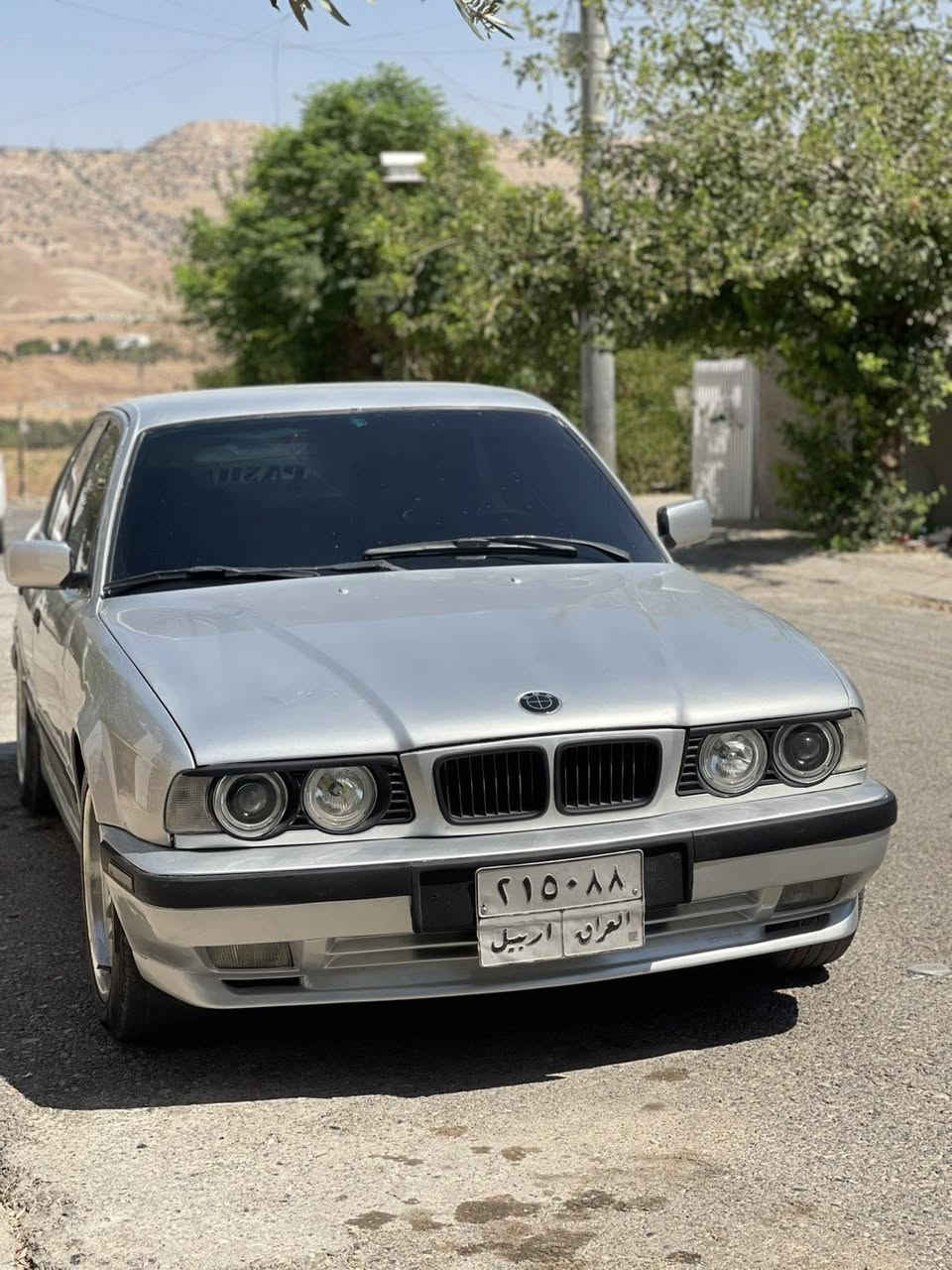 سەرەتا بەناوی خوای گەورە بیێم مۆدێل ۱۹۹۰ مەکینە ٥۲۰ سەقەڕ بێ دەعم و لێدراو  سەنەوی بەسەرچوە شەش وەرەقە غڕامەی لەسەرە دوای معامەلە ئەتدەمەوە سەیارەکە تازە عام بۆیاغم کردوە بۆ جوانی پێش پانە واتە بۆنیت گەورەو چەمبەر گەورەیە ئاوێنە گوێ بەرخ گێڕو مەکینەو اکسڵو کارەبایی و تەقەو ڕەقە هەموو گیانی بەشەرت سێت کلاجی نوێم بۆ بەستاوە تایەو ویلی ئێمی لۆکی لەژێرە سعری ٤٥ وەرەقەو کەمێک مەجال تەنها فرۆشتنە شوێن کۆیە*********** كويسينجاك, أربيل
