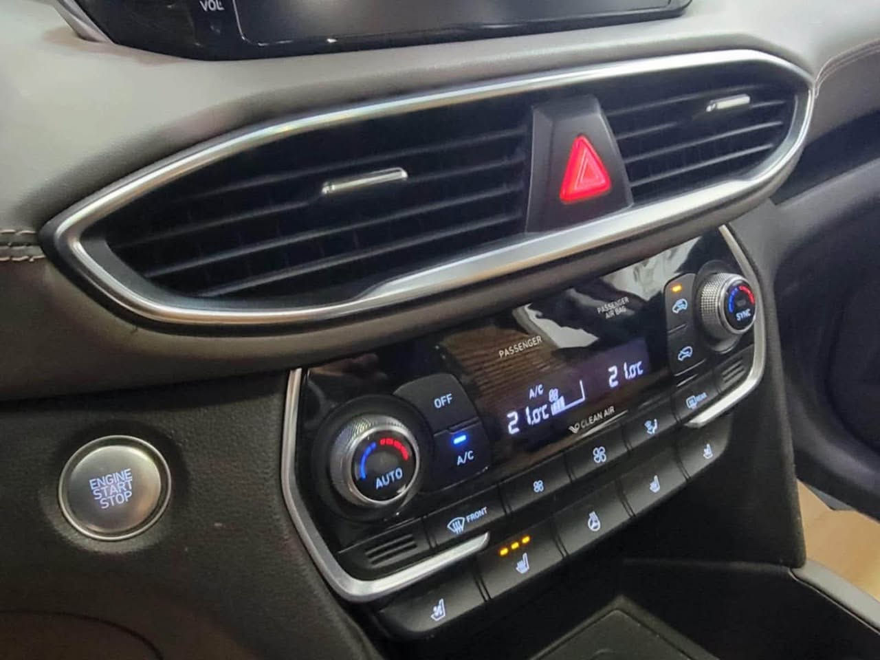 للبيع | هونداي سنتافي 2020 فل كامل

🚗 الموديل: 2020
📍 المحافظة: بغداد
💰 السعر: 26,500,000 دينار عراقي (قابل للتفاوض بالمعقول)

المواصفات:

* محرك 2000 سي سي تيربو
* ناقل حركة أوتوماتيك 8 سرعات
* سقف بانوراما
* تبريد وتدفئة للمقاعد
* شاشة عرض (داتا شو)
* فل كامل

حالة السيارة:

* العداد: 39 ألف ميل
* السيارة بحالة ممتازة وجاهزة للاستخدام

ملاحظات الصبغ:

* قطعتان مصبوغتان في أمريكا:
    * البونيد
    * الجام الأمامي الأيمن
* الباب الأمامي الأيمن مصبوغ في العراق

📞 للتواصل مع صاحب السيارة:
***********
