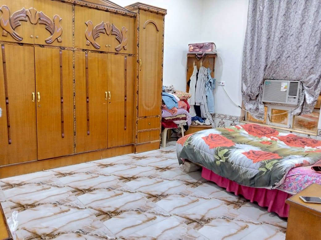 قطعه ارض مساحتها نصف دونم (1250)متر مشيد عليها دار نوع العقار ملك طابو الكاظميه بناء حديث 2021 طابقين يحتوي الطابق الارضي على صاله 7x4 غرف نوم عدد 2مساحة 5x4 وهول داخلي 9x4 و مطبخ 6x4 وصحيات  الطابق الثاني  غرف عدد 2 مساحة كل غرفه 7x4 وهول 9x4 ومخزن  خدمات ماء أساله وكهرباء وطنيه ومولد تبليط لحد باب البيت يعني خدمات فول وتكدر ترتب الارض شوية مثلا اضافة مسبح وشغلات وتسويها فيلا سياحية العنوان التاجي عبور ذراع دجله منطقه 27 الحماميات تبعد عن الشارع العام 1000 م للأستفسار 
فقط رقم الهاتف *********** بغداد, العراق

