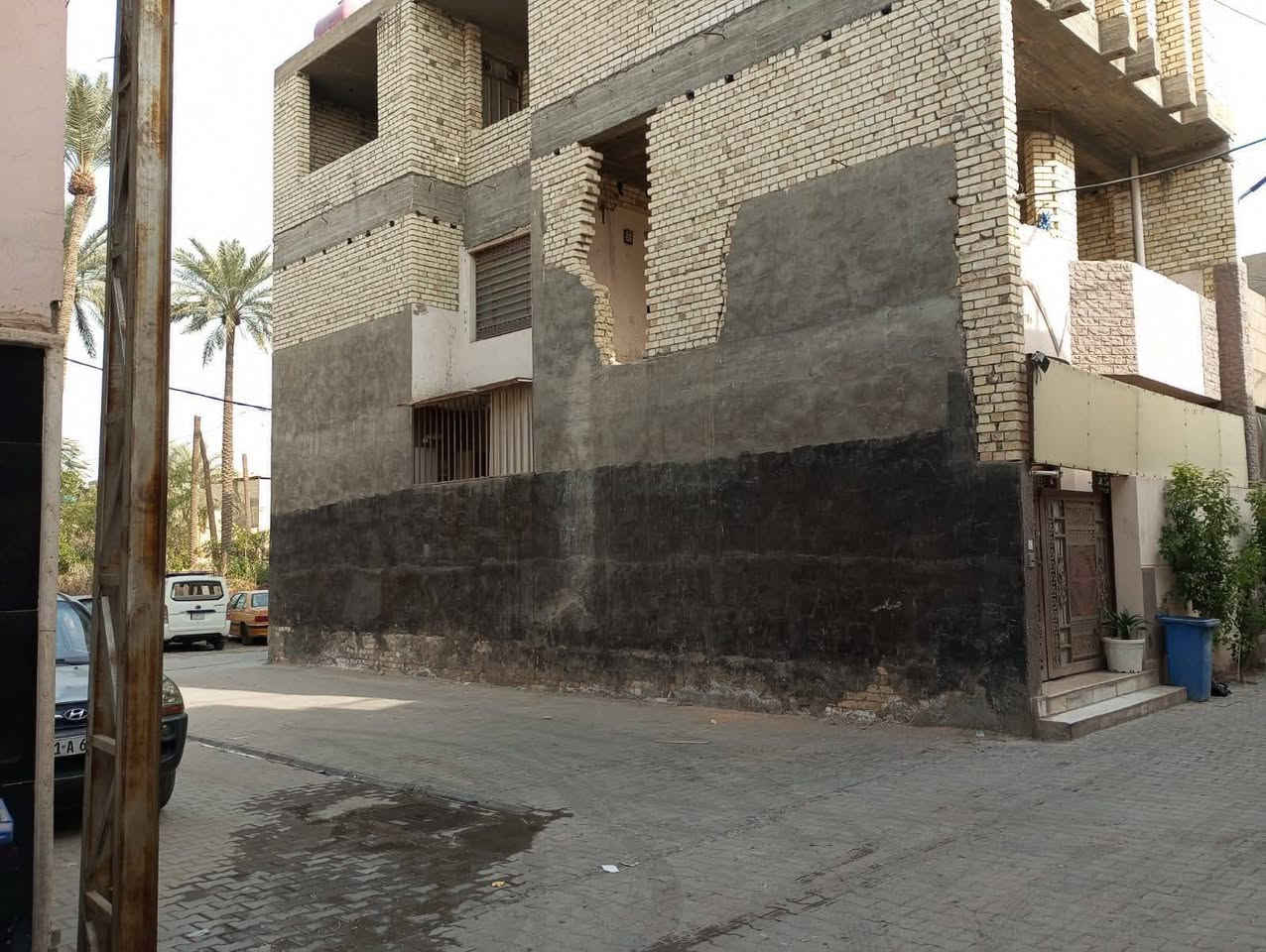 1 المساحة 109 مترررر
2 الواجه 7 ونص متررر 
3 النزال 14 مترر ونص 
4 عرض الشارع 7 مترررر كامل الاخدمات 

يتكون من 3 طوابق وبيتونه وستاره 
الطابق الأول طرمه وصاله ومطبخ وحولي وغرفة نوم وخدمات ومنور 
الطابق الثاني 3 غرف نوم وحولي وخدمات 
الطابق الثالث غرفه نوم وحولي وبيتونه  
 دار ملك صرف زراعي سند 25 في منطقة الكريعات الدهاليك بيت حمد بناء حديث الطابق الأول كامل والثاني تشطيب فقط 
الاستفسار 
***********
