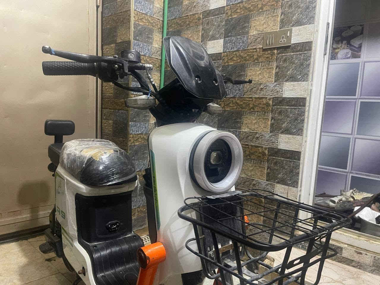 R9 • نظيف جدا • ناقصه بطارية