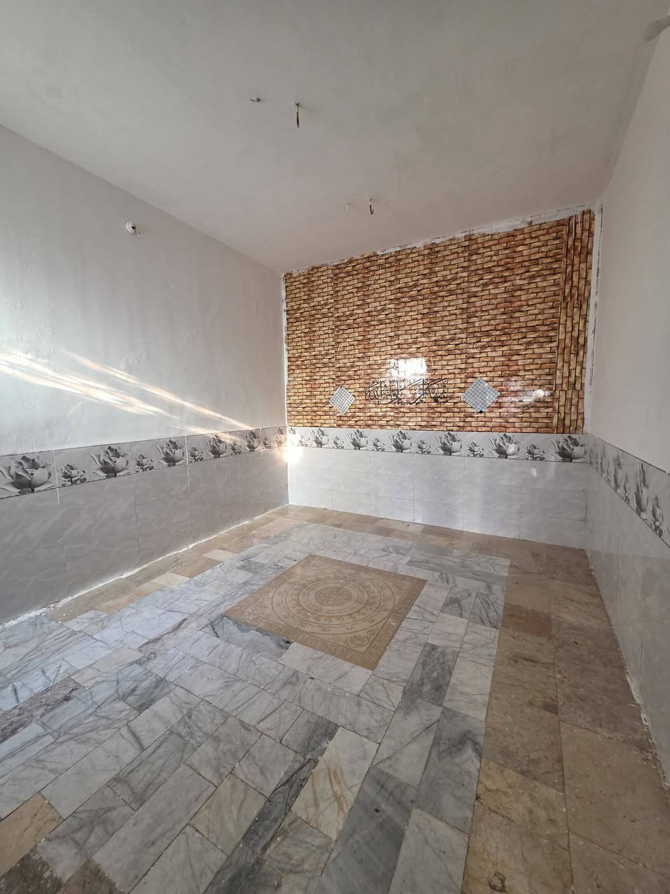 بيت لبيع بشارع المطار الجديد المساحه ١٥٠مترركن  كونكريت مسلح البناء بلوك سراميك ارضيه مرمر يحتوي على غرف ٢ وصاله ومطبخ وستقبال ومكشوفه٢ وصحيات وطارمه للستفسار ***********مكتب بركات ام البنين قرب مثلجات سنبله البيت قريب على الشارع
