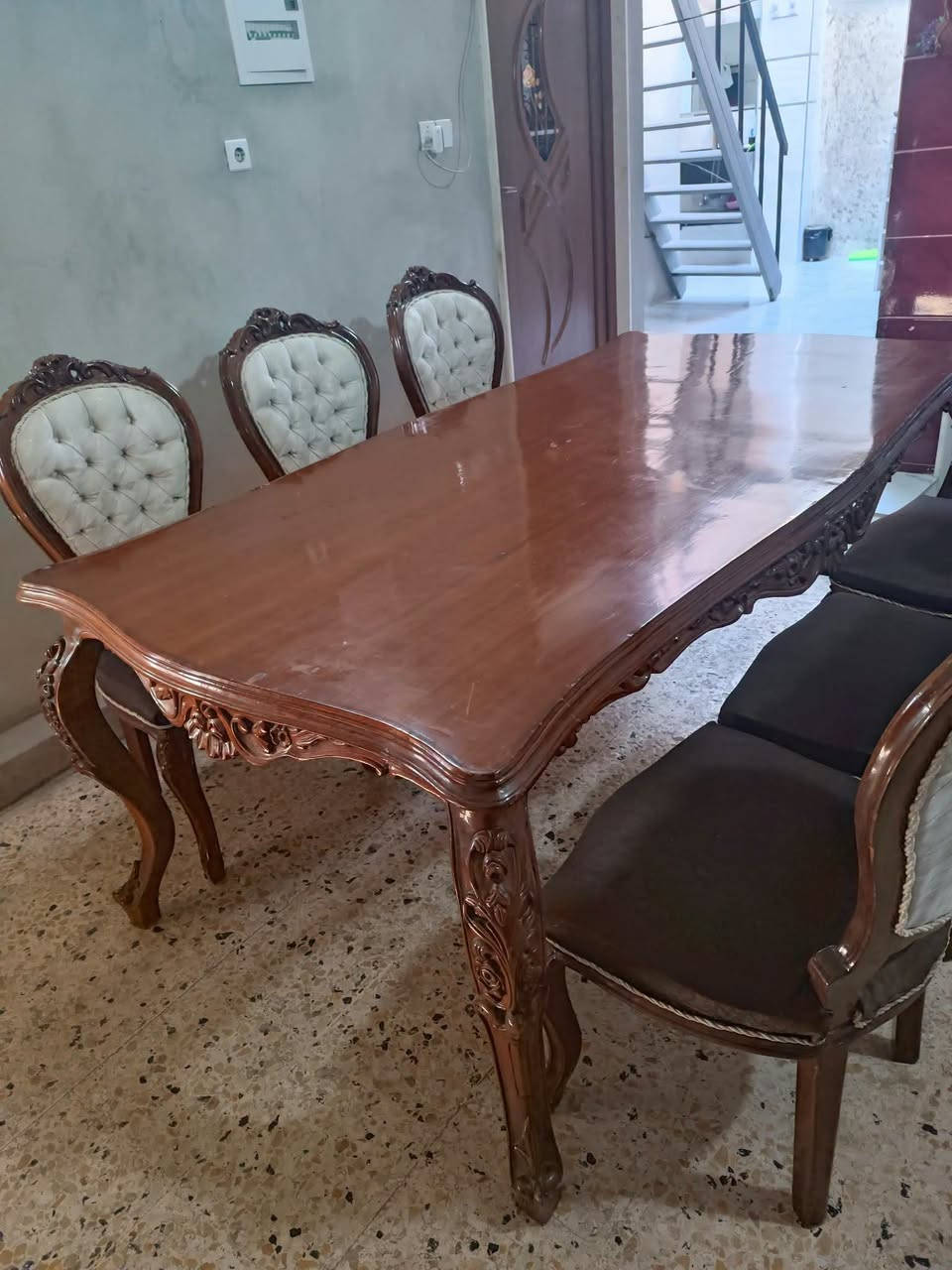 ميز خشب ثقيل ومع 6 كراسي السعر 300 الف وبي مجال بعد العنوان موصل برطله خزنه للتواصل راسلني خاص
