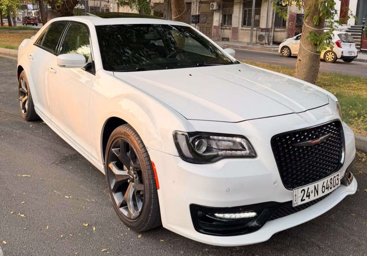 كرايسلر ( اوباما ) موديل 2023  وارد كندي 
السيارة جاهزة وكامله من كل شي 
صدر تايرات داخل كل جديد 
ضررها بلعراق صوره الضرر مرفقه بلمنشور ضرر خفيف مبدل جاملغ وباب وكاله بدون دواخل وبدون ايرباك 
رقم شمالي باسمي هزه سنويه ارقام جدد 
6 سلندر 
داخل جلد 
كشنات كهرباء 
بانوراما 
بصمة 
عدسات زرع لايت 
شفتات ستيرن
ماشيه 72
مكان السيارة بغداد كراده

رقم صاحب سياره
***********
