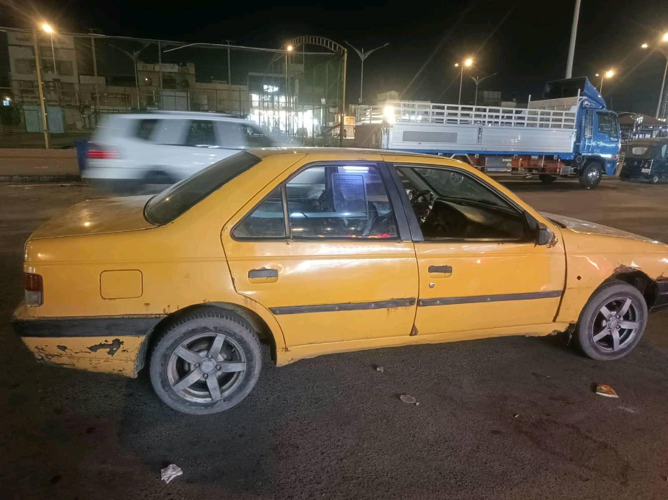 سياره بيجو روى موديل ٢٠٠٩ السنويه بعدهي ماساقطه 
محوره اوتوماتيك مكينه ونجي 
راعيها موجود بالبصره 
غرامات مصفره 
شط العرب / نهر حسن 
***********
***********
١٥ ورقه وبيها مجال 
السياره تشتغل