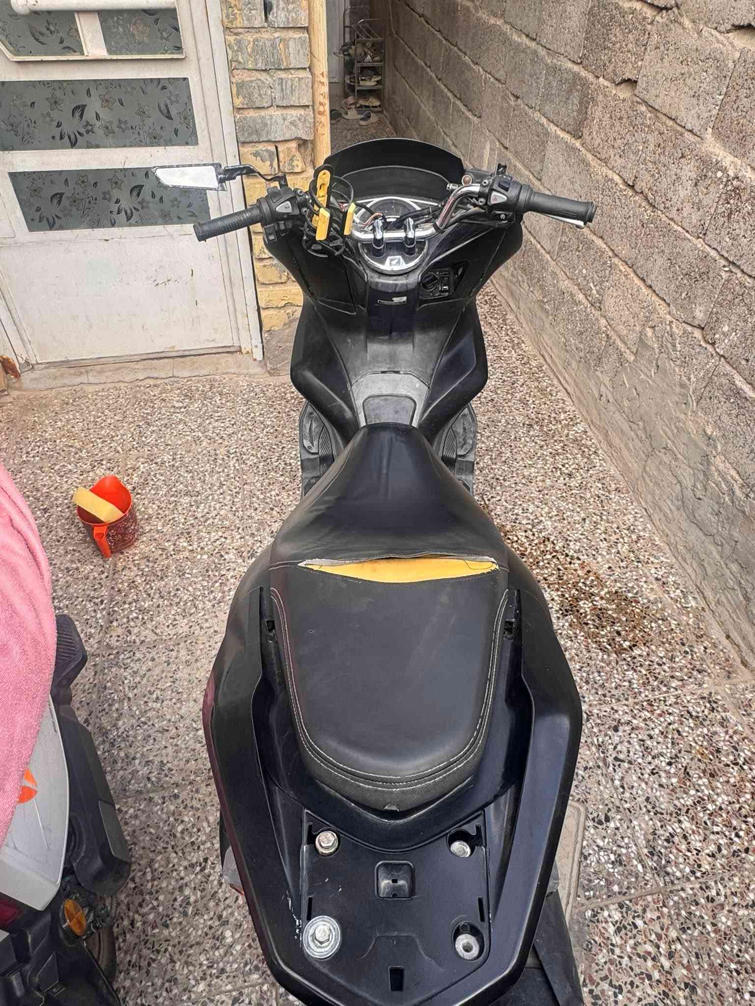 🔥 للبيع هوندا PCX 150 – Gen 3 🔥

🏍️ Honda PCX 150cc – Gen 3

دراجة هوندا PCX، عملية ومريحة للاستخدام اليومي والمشاوير داخل بغداد.

المواصفات:
✅ محرك 150cc
✅ أوتوماتيك
✅ تشغيل بصمة Smart Key
✅ شكل رياضي وشبابي
✅ جاهزة للاستخدام
✅ أوراق أصولية

ملاحظات على الحالة:
🔸 بيها طگة بسيطة وآثار استخدام وخدوش موضحة بالصور.
🔸 الكرسي بيه فتحة بسيطة ومبينة بالصور.
🔸 الفحص متاح للجادين.

💰 السعر: 13 ونص ورقة 💵 وبيها مجال بسيط
📍 الموقع: بغداد – الشعب

📞 للاستفسار: اتصال أو واتساب
***********

⚠️ السعر قابل للتفاوض للجاد فقط، والفحص خير دليل.
