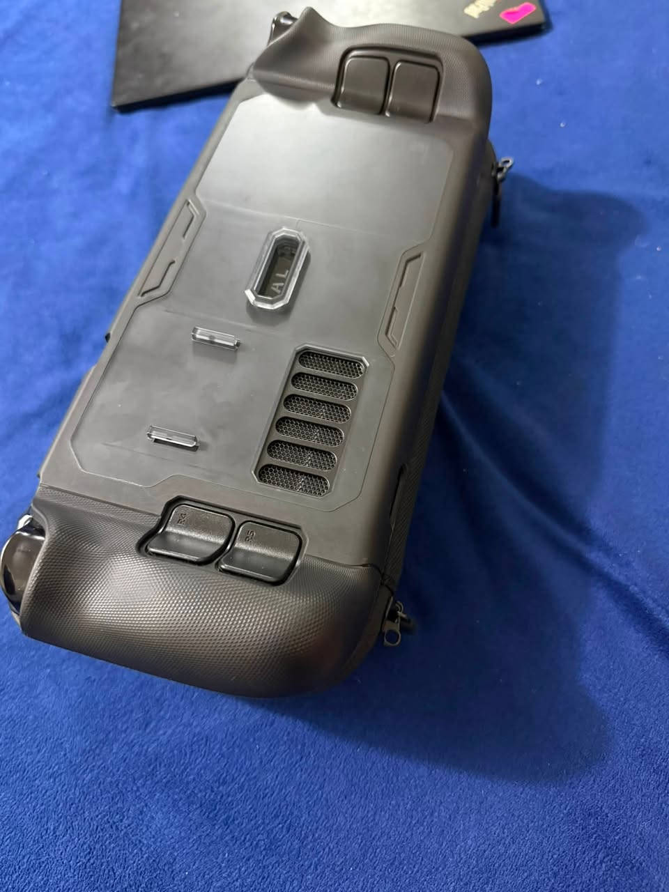 🎮 Steam Deck LCD – 512GB

* المعالج: AMD Zen 2 — 4 أنوية / 8 خيوط
* تردد المعالج: حتى 3.5GHz
* معالج الرسوميات: AMD RDNA 2 — 8 CUs
* تردد GPU: حتى 1.6GHz
* الذاكرة العشوائية: 16GB LPDDR5
* الذاكرة الداخلية: 512GB NVMe SSD
* الشاشة: 7 إنچ LCD
* الدقة: 1280×800
* معدل التحديث: 60Hz
* البطارية: 40Wh وفي حالة جيدة
* نظام التشغيل: SteamOS
* Wi-Fi + Bluetooth
* منفذ USB-C
* مخرج سماعات 3.5mm
* يدعم microSD

📦 الملحقات:

* 🔌 شاحن أصلي
* 🎒 جنطة حمل
* 🛡️ حافظة أصلية
* 📦 الكارتونة الأصلية

السعر ٤٩٠ 
مكاني بغداد 
الرقم ***********
ملاحضة الجهاز استخدام شخصي ولست صاحب محل
