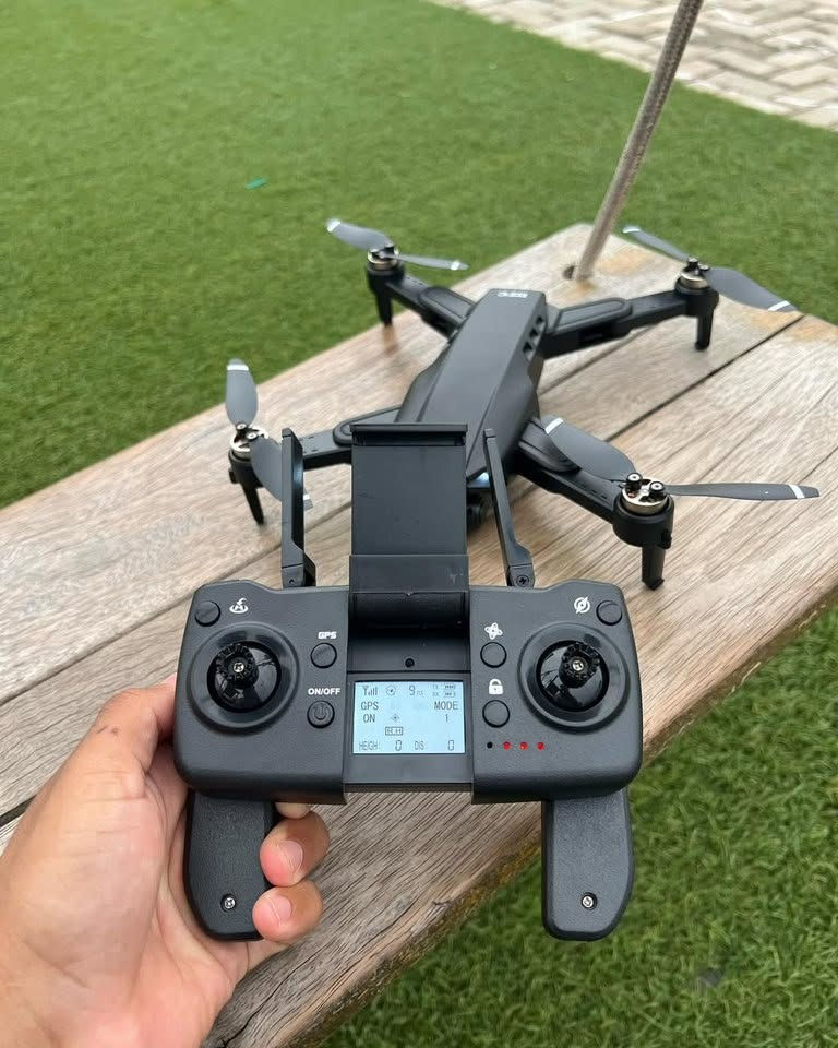 درۆنە شازەکەی L900pro
٢ کیلۆمەتر و نیو دوور دەکەوێتەوە و ٢٥٠ مەتری بەرزەفڕ

سیستەمی GPS: شوێنی دڕۆنەکە بە تەواوی دیاری دەکات. لە کاتی نەبوونی شەحن، بڕانی پەیوەندی ڕیمۆت، یان بە داگرتنی یەک دوگمە، خۆکارانە دەگەڕێتەوە شوێنی فرینەکەی (Auto Return Home).  
AliExpress
+ 1

Follow Me Mode: بە شێوەی خۆکار بەدوای بەکارهێنەر یان مۆبایلەکەدا دەڕوات و وێنە دەگرێت.  

Waypoint Flight: دەتوانیت لەسەر نەخشەی ئەپڵیکەیشنەکە هێڵی فڕینی بۆ دیاری بڕیار بدەیت تا بەخۆی بڕوات.  
LYZRC

Point of Interest (Orbit): سووڕانەوە بە دەوری خاڵێکی دیاریکراودا بۆ تۆمارکردنی ڤیدیۆی سینەمایی.

Optical Flow Positioning: سێنسۆری ژێرەوە هاوکارە بۆ جێگیربوونی دڕۆنەکە لە شوێنە داخراوەکاندا کە سگنالی GPSیان نییە.

داوا بکەن گەیاندن هەیە
whatsapp(***********)
