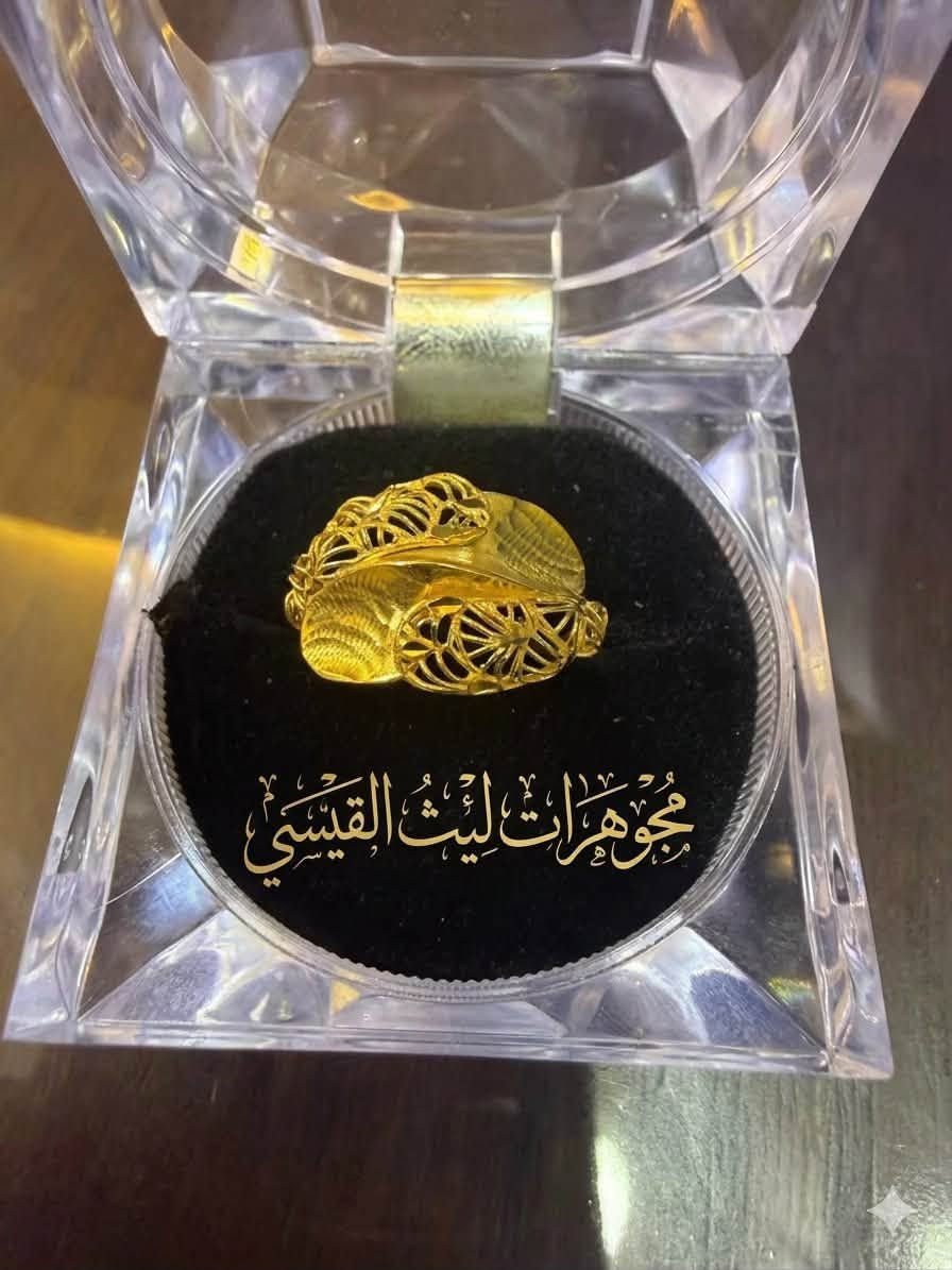 الجمال والأناقة الخليجية تجدونها دائماً لدى مجوهرات ليث القيسي ✨محابس صياغة خليجية دزاين حديث، تبرز جمالج وتضيف لمسة من الفخامة لكل إطلالة 🌟 القطع متوفرة الآن في مجوهرات ليث القيسي 
* 💳 ملاحظة: يتوفر لدينا نظام البيع بالتقسيط لحاملي بطاقة (كي كارد) لسهولة التعامل.
‎📍 العنوان: واسط - الكوت - داخل سوق الذهب (الصاغة المركزي).
‎📞 للطلب والاستفسار أو الحجز: تواصلوا معنا مباشرة عبر الواتساب أو الاتصال على الرقم: ***********.
‎(مجوهرات ليث القيسي - التميز عنواننا دائماً) ⚜️

نص مكتوب في الصور:
- مجوهرات ليث القيسي
- مجوهارت ليث القيسي