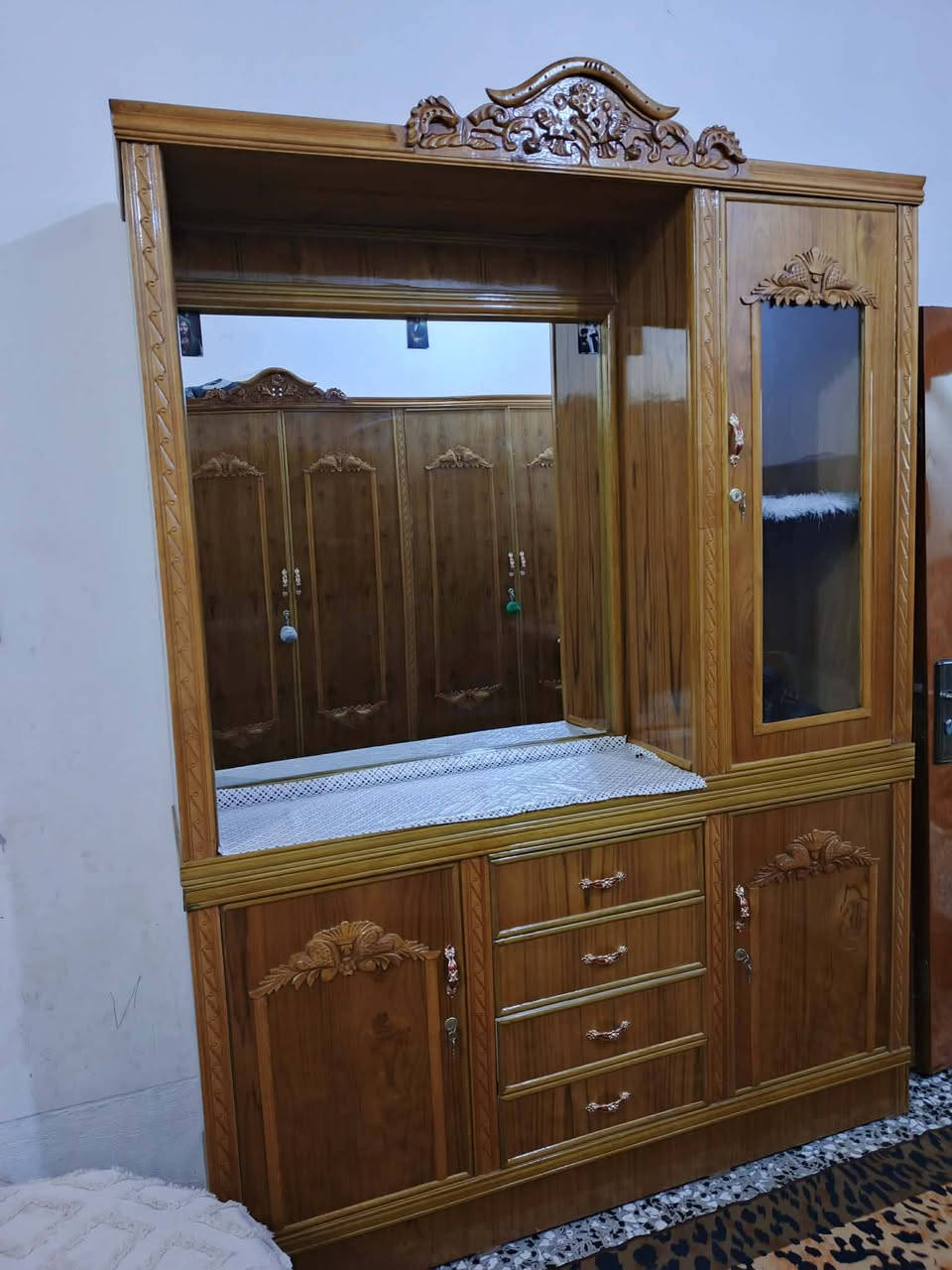 غرفة اخشاب للبيع. اخت جديدة. السعر 700بيهة مجال  تسكام.   تواصل ***********
