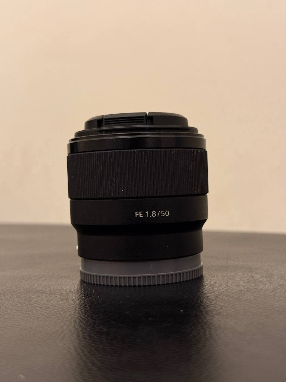 📸 للبيع | Sony E 50mm F1.8 OSS
🔹 Focal Length: 50mm
🔹 Maximum Aperture: f/1.8
🔹 Mount: Sony E-Mount
***********
