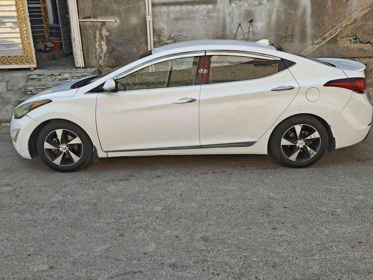 السلام عليكم هيونداي النترا افانتي  موديل 2015 وارد خليجي بيها الجاملغ الأيسر جهة السائق وبيها صبغ حزام  جمالية بيها سونار موجود بالمنشور  مكينة 2000 GDI سيارة جاهزة من تبريد ثلج حدادية گير محرك مكفولات مواصفات تحكم جهتين تدفئة مقاعد رقم بغداد انكليزي باسمي سيارة كاملة ربع ما تصرف عليها السعر 80 وبيها مجال قليل للاستفسار الاتصال ***********
