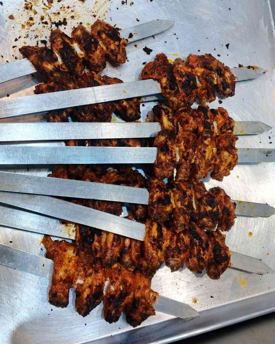 أجنحة ومشويات ابو حيدر كلشي عدنة يختلف
اذا بعدك ما مجربنة عمرك خسارة هذا العرض لمدة سبوع فقط 👍👍
يوجد خدمة توصيل 
***********

نص مكتوب في الصور:
- الطعم الأصيل يبدأ من أجنحتنا أجنحة ومشويات أبو حيدر عرض أبو حيدر 12 قطعة أجنحة مشوية بطل بيبيسي عمبة طرشي تمن 11,000 دينار فقط 12 جناح... وتكفيك وتخليك ترجع أكل نظيف جودة عالية مذاق مميز شوي على الفحم أجنحة ومشويات أبو حيدر
