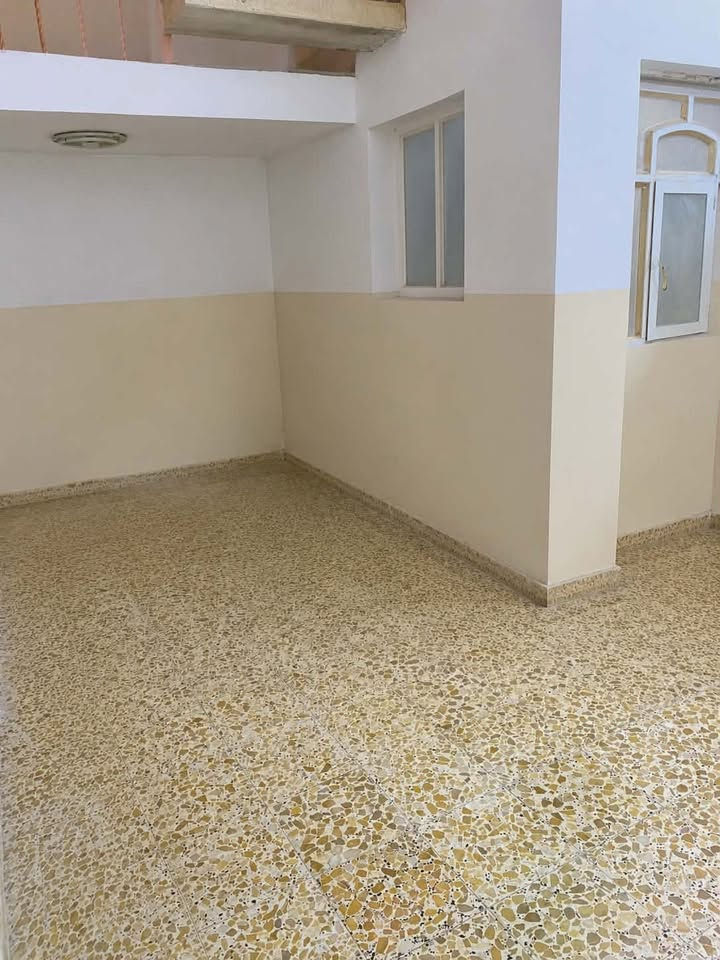 السلام عليكم بيت للبيع ١٠٠ متر طابو  صرف واجهه ٥ نزال ٢٠
طابقين بناء طابوق 
الطابق الاول غرفه ٥ ب٥ وهول ومطبخ وصاله ومجمع صحيات 
الطابق الثاني غرفه ٥ ب ٥ وكليدور وصحيات 
الطابق الثاني سندويج ماعدا البيتونه صب 
الطابق الاول بناء ٢٠١٢ والطابق الثاني بناء ٢٠٢٣
البناء نظيف على ايدينه 
العنوان حي العسكري شارع ٣٠ 
 خلف دكتور مثنى البديري 
رقم صاحب البيت ***********
السعر ٩٥ قفل
