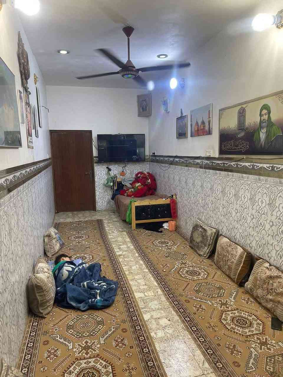 مكلف بل الانشر
السلام عليكم 
بيت طابو صرف للبيع المساحة ٨٠متر  الواقع الحال ١٢٠متر منطقة شهداء العبيدي الثالثة يحتوي على حمام ومرافق خارجية كراج ٥متر مدخلين ديوانية ٧.٥م×2.7م ممر صاله ومطبخ ٥.٥م ×3م حمام ومرافق صحية داخلية وغرفة نوم٤م×٣.٥ ترك خلفي متر على طول البيت الطابق الثاني غرفه نوم اثنين واحدة ٤.٥م×٤م وصالة كبيرة ٥.٥م×٤م وغرفة ٧.٥م×٤م بلكون متر  حمام ومرافق  الطابق الثالث حمام وبلكونة ٤م×٤م  سطحين مطبق اشتايكر الاستفسار لاتصال على رقم ***********
