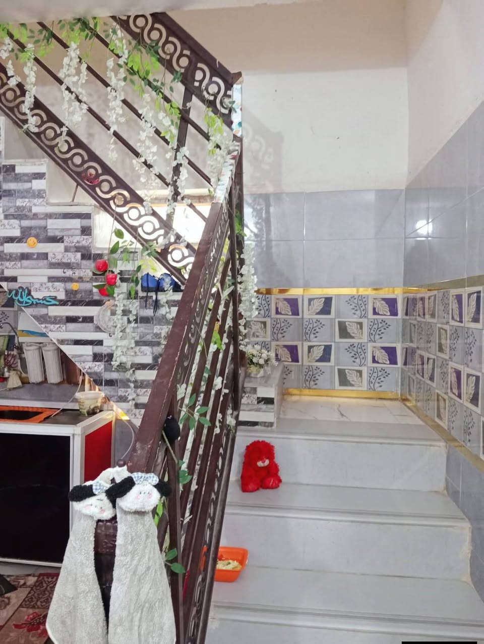 السلام عليكم اخوان بيت زراعي للبيع المساحه 120 البناء بلوك خدمات كامله البيت يتكون من غرفتين ودوانيه ومطبخ وغرفه قاط ثاني البيت نزله ابو كامل الرئيسيه مقابل النزله الاولى مال حي الجوادين الاستفسار على الرقم او واتساب ***********
