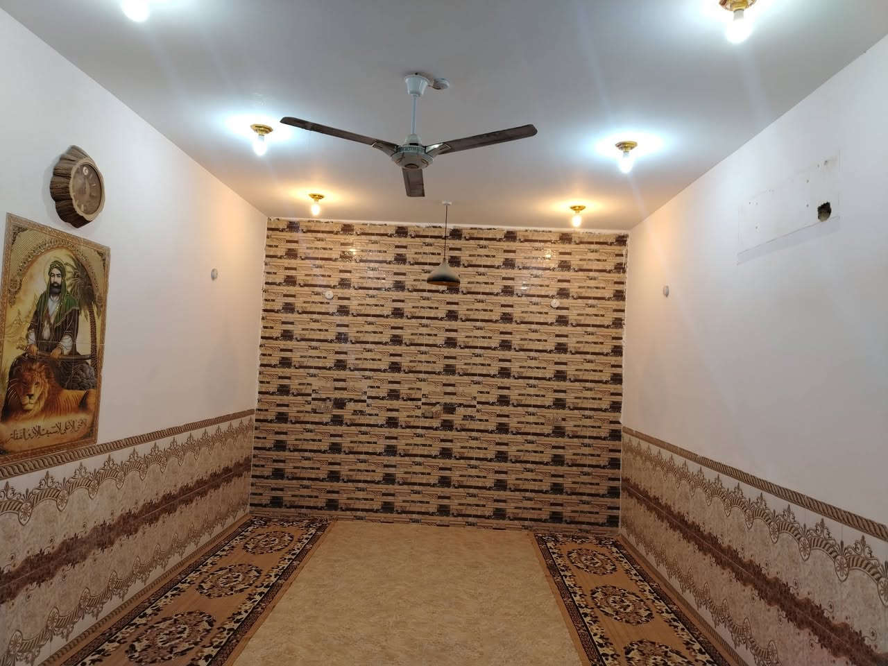 السلام عليكم بيت في منطقه البيضاء قرب الانوار المساحه 300 متر استفسار على الرقم***********
