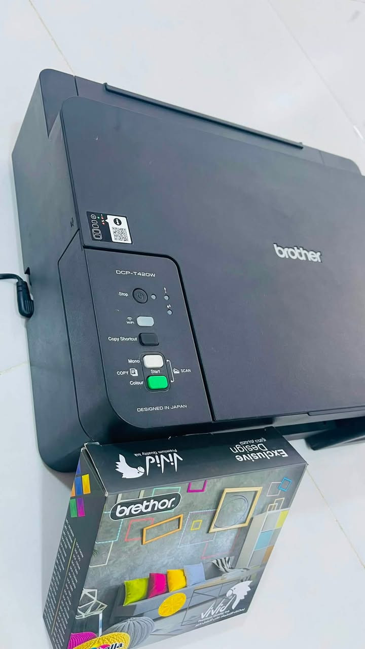 طابعة برذر ملونة ب (180 الف) Brother DCP-T420W جديدة بالكامل مستعمله ستعمال شخصي 

للبيع طابعة برذر أصلية موديل Brother DCP-T420W (جديدة تماماً) مع الكارتون الأصلي والملحقات كاملة بحالة الوكالة. مواصفات الطابعة الممتازة:3 في 1 (طباعة ملونة وعادي + استنساخ + سكنر).واي فاي (Wi-Fi) تطبع وتستنسخ مباشرة من الموبايل أو اللابتوب بدون وايرات.نظام خزان حبر (تعبئة ذاتية) اقتصادي جداً، الأحبار الأصلية معها وجديدة.دقة وسرعة عالية جداً في الطباعة.الطابعة جديدة بالكامل وغير مستخدمة وجاهزة للمشتري الجاد.
***********
