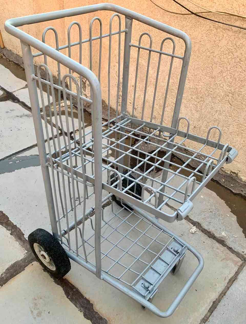 عربانة حمل طول متره ونص عرض ثمانين
تيرات ربل العربنه حديد ثقيل غفيفة الحركه مل القواعد العسكريه جن لونه زيتوني العربان تكمه تتحمل حمال ثقيله السعر ١٠٠ ماجل بصيط حك الجيه
مكاني كمساره 
***********
