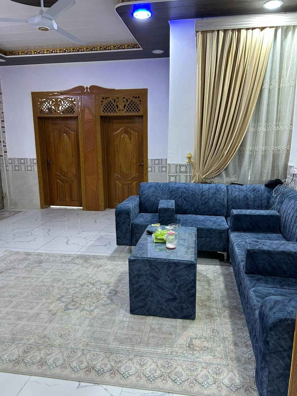 سلام عليكم شوفلي هذا البيت مساحه 150 كيك مو بيت بسعر 68 مع المجال البسيط موقع راقي
شارع الصب مقابل ملحق الغدير خط اول

بناء حديث كما موضح في الصور طابوق سقف صب اساس صب 

محتوياته غرفتين نوم صاله ستقبال مناور صحيات  طارمه 

كافة الخدمات متوفره
 طابو زراعي سند 25 قرار محكمة 
اذ عندك مقدمه فوك ال 45 تعال حلالك ولباقي تسديد شهري 
 للستفسار اكثر ☎️‏‪***********‬‏☎️ 
متوفر وتساب
