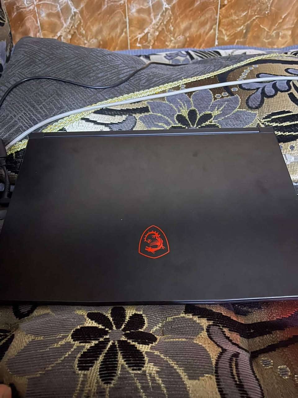 للبيع: لابتوب قيمنق MSI GF65 Thin – أداء قوي وشكل أنيق!

بحالة ممتازة وجاهز للاستخدام الفوري، مثالي جداً للألعاب 

الثقيلة (مثل GTA V, FiveM, CS2) ولصنّاع المحتوى والبرامج الهندسية والمونتاج.
المواصفات الفنية:

 المعالج: Intel Core i7 (الجيل التاسع) – أداء سريع وسلس.

كرت الشاشة: NVIDIA GeForce RTX 2060 (6GB) – يشغل

 أقوى الألعاب وأعلى الجرافيكس مع دعم تقنية Ray Tracing.

 الذاكرة العشوائية (RAM): 16 GB – ممتازة للتصفح المفتوح 

والـ Multitasking وتشغيل أكثر من برنامج بنفس الوقت.
 التخزين: 512 GB SSD NVMe – إقلاع سريع جداً للنظام وسرعة فائقة في تحميل الألعاب والملفات.
 الشاشة: 15.6 بوصة ودقة عالية مع ألوان ممتازة.

 الكيبورد: إضاءة حمراء (Red Backlit) مخصصة للألعاب.

 الجهاز نظيف جداً واستخدامه خفيف.
 الحرارة والأداء ممتازان تحت الضغط.
 الشاحن الأصلي متوفر مع الجهاز. 
و الماوس الاصلي متوفر مع الجهاز

للتواصل واتساب (***********) او اتصال (***********)
