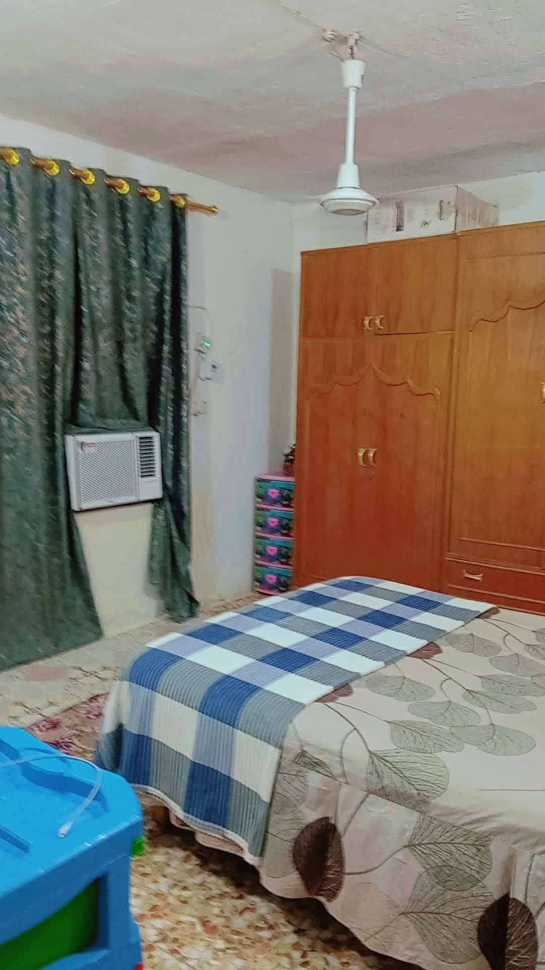 السلام عليكم بيت للبيع حله منطقة عنانه قرب مدرسة ثانوية الكرار
يتكون البيت من غرفة نوم واستقبال وكلدور ومطبخ وصحيات وطرمه مسقفه ومنور طابق واحد زراعي مكاتبه علما بأن المنطقة مفوضه بالطابو كافة الخدمات متوفره مساحة 170 م 

السعر 30 مع الغراض والغراض كلها جديده بي مجال أكثر استفسار اتصل بنا على الرقم ***********
