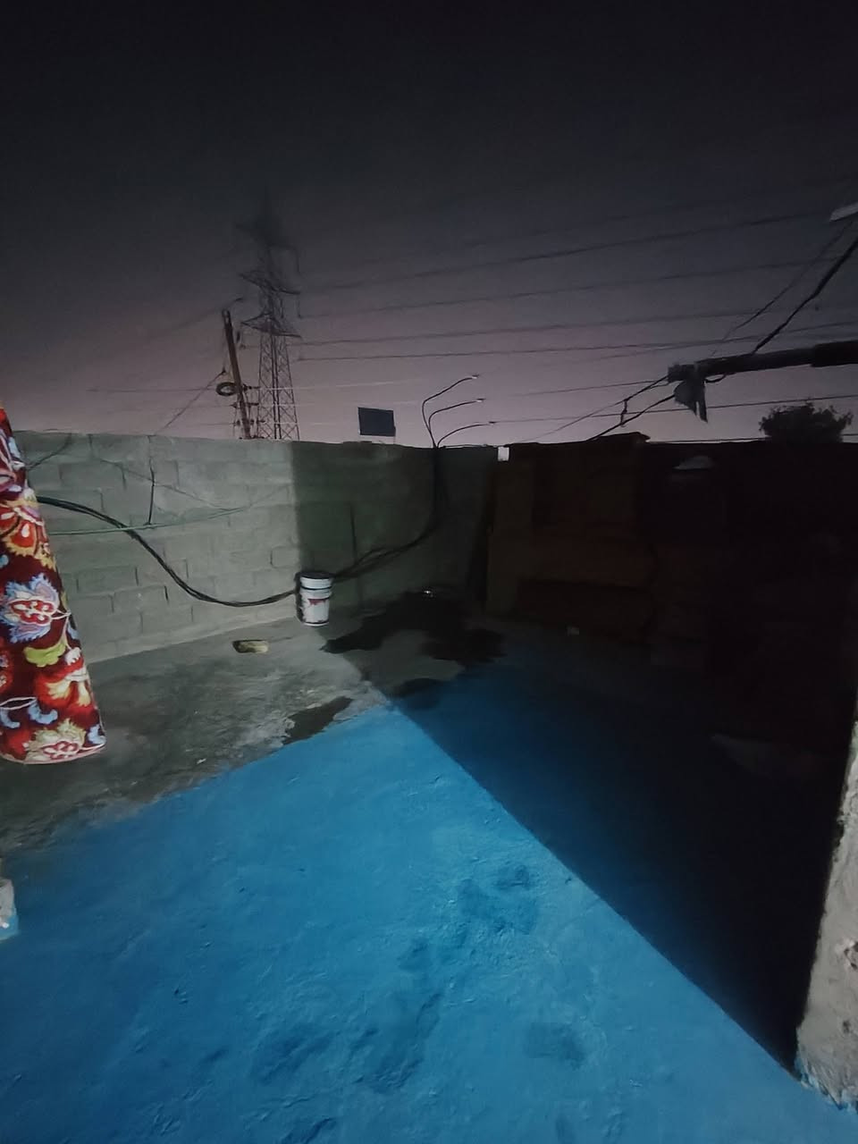 السلام عليكم بيت ركن المنطقه حي الرحمه قرب ملعب رسول بيت كهرباء ماء مجاري خير من الله مساحت البيت من 130الى120مكون من حوش جبير مثل مشوف +تواليت خارجي +مطبخ +ستقبال +صاله جبيره +حمام وتواليت مشترك داخلي +غرفه كبيره +طابق الثاني بناء جديد ماء كهرباء مطبخ مسس كامل +غرفه ديكورات بناء حديث اخوان البيت 50او بي مجال شي قليل اتصل ودلل ***********@الجميع@متابعين
