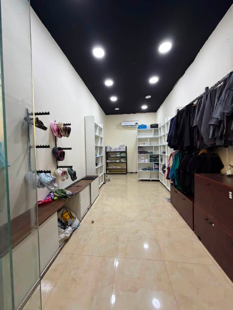 ديكور محل كامل للبيع
الرفوف بحدهم كلفتني مليون و250  لدات حفر ومحولات كامله
تكمه وشي كلش مرتب
حاليا الغراض البصوره كامله شلع ب 600 الف وبيها مجال 
والي يريد قطع معينه يراسلني على واتساب هذه الرقم 
***********
