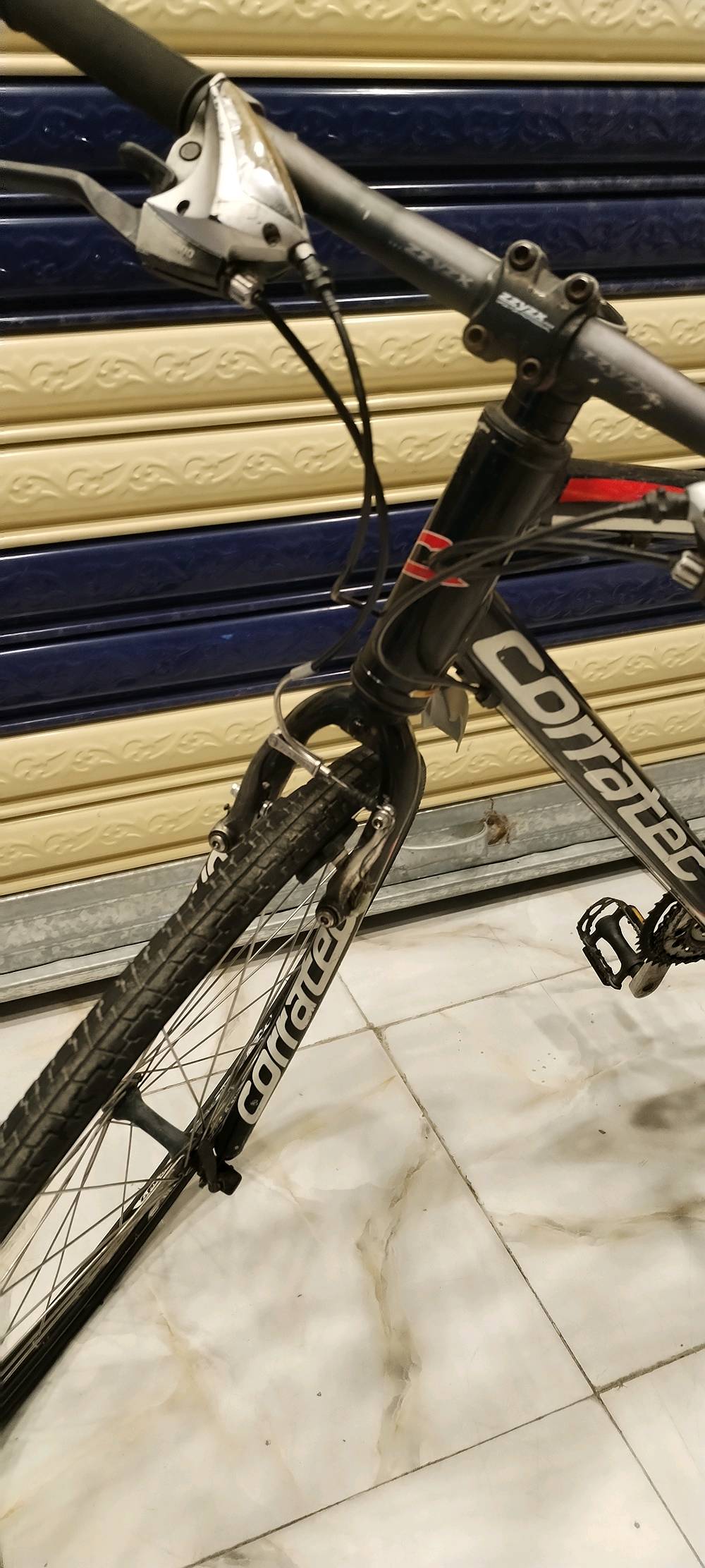 🚴‍♂️ للبيع دراجة Corratec C700 ألمانية أصلية 🇩🇪

السلام عليكم كباتن 🌹

دراجة Corratec C700، ماركة ألمانية معروفة، مواصفات مميزة ومريحة جدًا بالقيادة.

🔥 المواصفات:

🛞 حجم العجلات: 28

📏 قياس الفريم: M – Medium

💪 فول ألمنيوم — خفيفة وعملية

🎨 اللون: أحمر × أبيض × أسود — شكل رياضي وفخم

⚙️ القير الخلفي Shimano Alivio أصلي

🔄 نظام السرعات Shimano 3×8 — 24 سرعة، سحب ودفع وسلاسة بالتبديل

🛑 بريكات Zzyzx V-Brake

🛞 ويالات طبقتين مصممة للتحمل والاستخدام العملي

🚲 تايرات Deestone أصلية – Hybrid

🪑 سرج طبي Zzyzx أصلي مختوم من الشركة

⚙️ ستيرن رياضي Zzyzx

🔒 قفل سرج Allenkey

🧼 الحالة:

نظافة تقريبًا 90%

توجد فعصة بسيطة جدًا بالهيكل، ما مأثرة على الاستخدام وما تبين بشكل واضح.

الدراجة مداومة ومكملة صيانة وتصليح عند أبو ياسر المعروف.

💰 السعر: 250 الف

وبيها مجال بسيط للجادين

📍 الموقع: بغداد – حي القاهرة، قرب جوازات صليخ

📞 ***********

الدراجة مريحة جدًا بالقيادة ومناسبة للاستخدام اليومي والمسافات