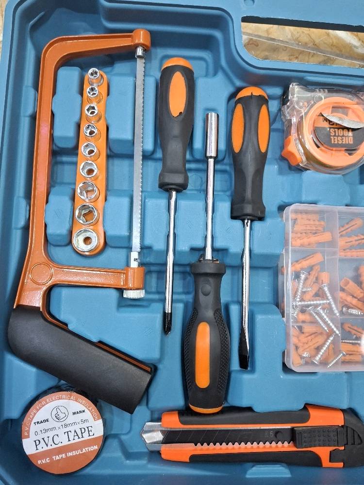 حقيبة عدد يدوية متكاملة (طقم 25 قطعة)
​🔧 الوصف:
طقم أدوات متكامل وعالي الجودة، مصمم خصيصاً لتلبية جميع احتياجات الصيانة والتركيب في المنزل والورشة، منظم بالكامل داخل حقيبة صلبة وسهلة الحمل.
​محتويات الطقم:
​دريل لاسلكي متعدد الاستخدامات (سرعات متعددة + تحكم بالعزم).
​بطارية قابلة للشحن للدريل.
​شاحن بطارية.
​طقم ريش حفر متعددة المقاسات.
​طقم رؤوس مفكات (Bit Set).
​مفكات يدوية متعددة.
​مفك فاحص كهرباء.
​طقم مفاتيح بوكس مع المقبض.
​مفتاح ألن قابل للتعديل.
​شريط قياس (متر).
​شريط عازل (تيب).
​قطّاعة يدوية (مشرط).
​كماشة قص أسلاك.
​كماشة متعددة الاستخدام.
​مطرقة.
​مفك / حامل رؤوس للمناطق الضيقة.
​مجموعة براغي.
​مجموعة رول بلاك (فيشر) للتثبيت.
​ريش ومحلقات إضافية للدريل.
​شفرات احتياطية للقطّاعة.
​مفكات دقيقة للأعمال الصغيرة والأنشطة الدقيقة.
​رؤوس براغي متعددة المقاسات.
​ملحقات تثبيت وتركيب متنوعة.
​علبة تنظيم وحفظ الملحقات الصغيرة.
​حقيبة / صندوق حفظ قوي ومرتب لجميع الأدوات.
​✨ المميزات:
​شامل ومتكامل: يغطي مختلف أعمال الصيانة والتركيبات المنزلية والورشية.
​دريل لاسلكي عملي: أداء عالي وسهل الاستخدام للثقب والربط بحرية دون أسلاك.
​تنوع كبير: يحتوي على تشكيلة واسعة من الريش والرؤوس والمفاتيح لجميع المقاسات.
​تنظيم وسهولة حمل: جميع الأدوات مرتبة في مكانها داخل حقيبة متينة تمنع ضياع القطع.