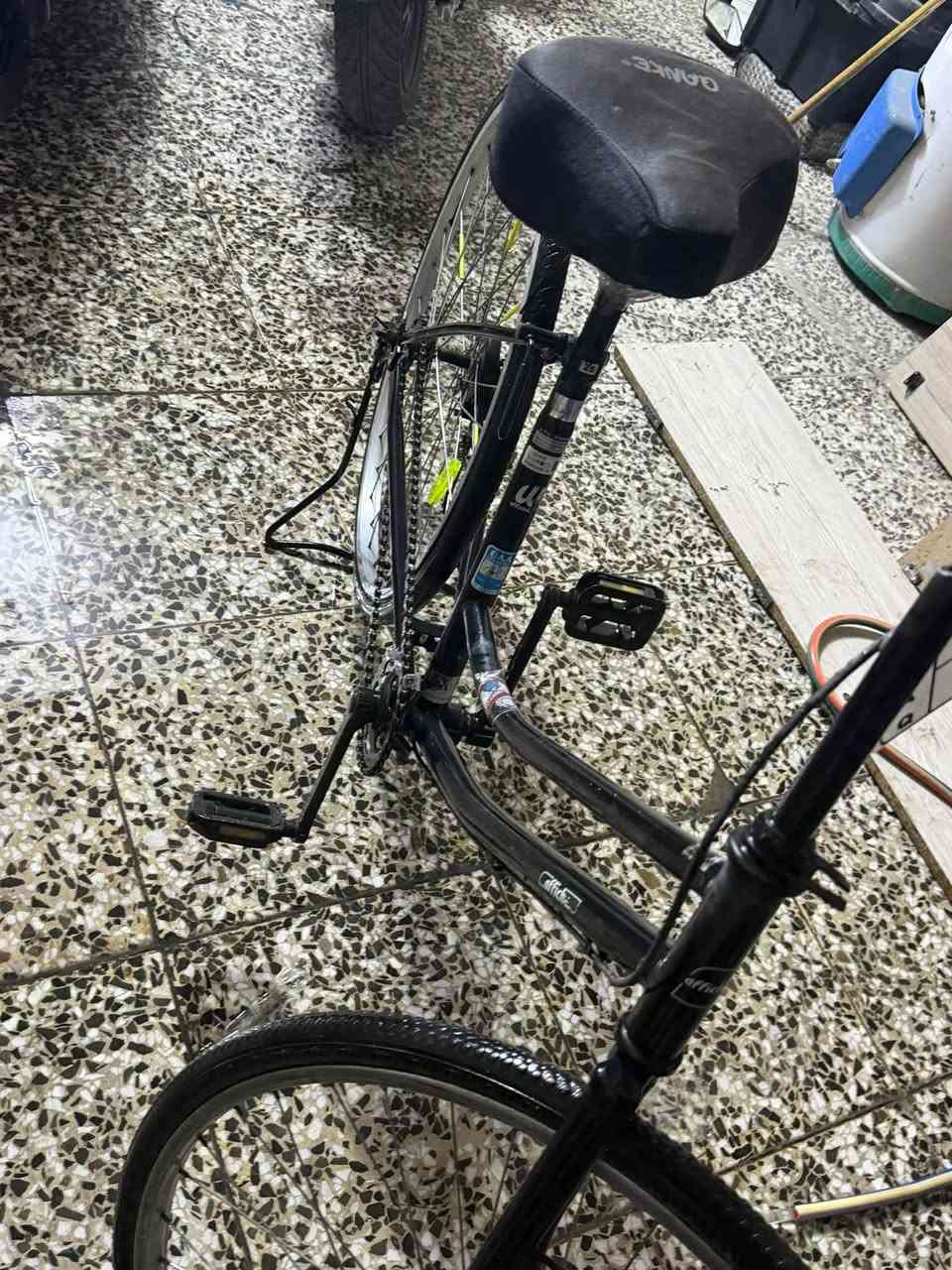 بايسكل لون اسود السعر 35 وبي مجال محتاج وجاي ابيعه عنوان بغداد جديده  الرقم *********** مختم حجم 26

