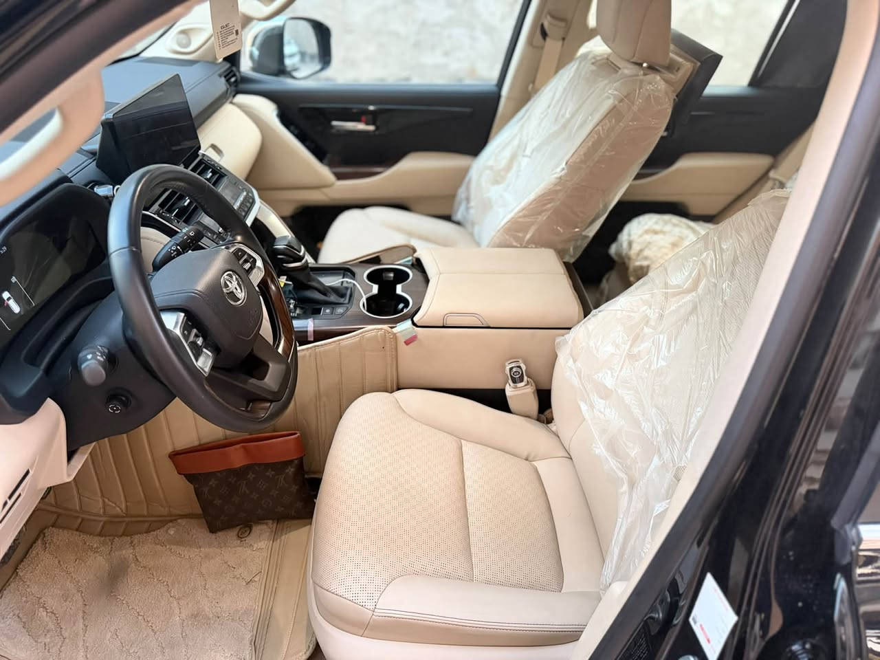 السلام عليكم للبيع لاندكروزر اللون اسود VX هايبرد  موديل 2025 ابواب شفط فول مواصفات السياره وكاله مكفوله شركة SAS السعر 88.000 $  وبيها مجال بسيط السياره رقم بصره. بسمي 
واتساب : ***********
