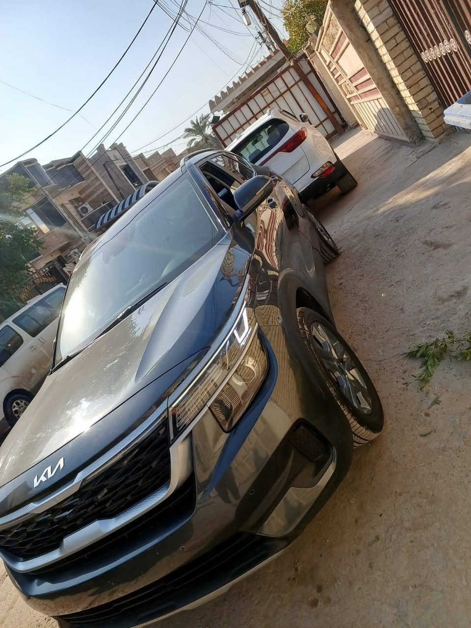 السلام عليكم كيا سيليتوز وارد امريكي للبيع فقط السياره فول ماعده الفتحه مرقم بغداد جاهزه تحويل ثاني يوم مكينه ٢٠٠٠ قطعتين تبريد جلد وتحكم ورادارات وتحديد مسار وانضمه قياده وكامره قطر وكامره دواره واشاير بل مري السياره حادثه بنيد وجاملغ بنيد ربعه مصبوغ ولجاملغ بارد بدون دواخل ايرباك دركه  مكان السياره بغداد حي المعلمين السعر ١٥٥ ورقه وبيهة مجال للاستفسار على الرقم ***********

