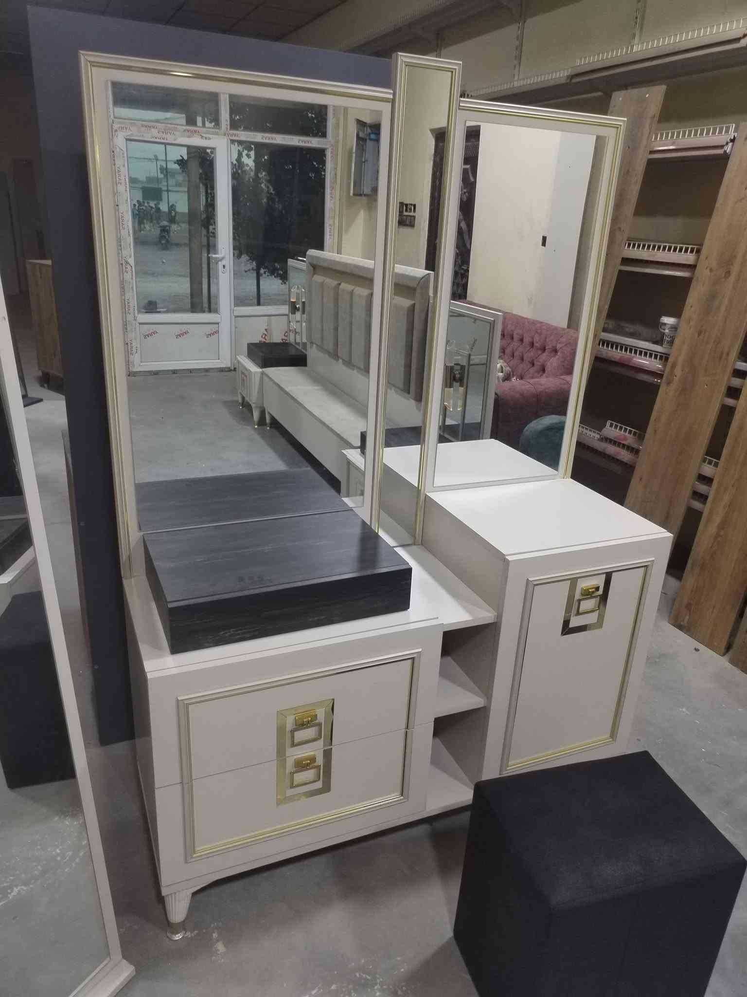 السلام عليكم غرفه تركيه للبيع ٩ قطع نظيفة فول  نظام أبواب كل ضرر ما بيه مستخدمه شهرين بعدهي جديده اي استفسار اتفضلو خاص هذا رقمي *********** واتساب موجود
