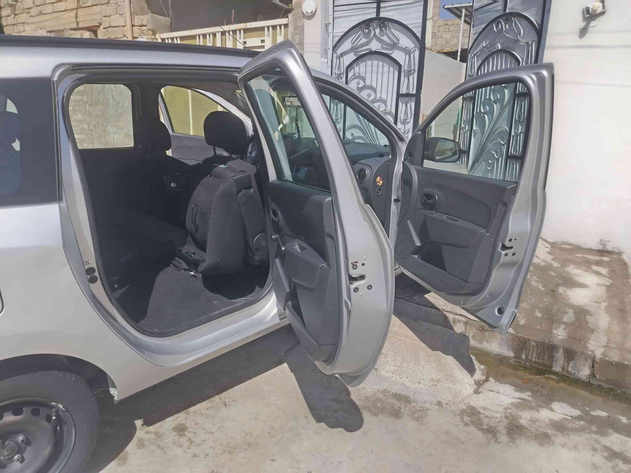 وسلام عليكم سياره للبيع  رينو موديل 2019باب سايك فقض بارد بي _سياره شارص وكاله صحب موجود مال ماساسه سيهره ايشي بيها شارت تبريد تتفيها كير توماتيك
*********** (***********)سعر السياره عل ارقام
